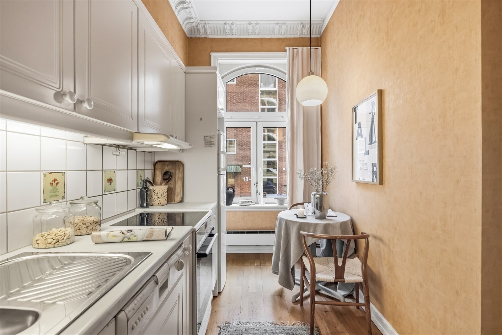 Kjøkkenet tilbyr opplegg for oppvaskmaskin, komfyr med topp og plass til frittstående kjøleskap Galleribilde