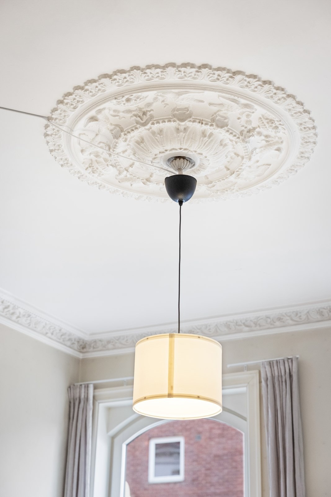 Vakker og klassisk rosett og stukkatur som setter et elegant preg på rommet Galleribilde