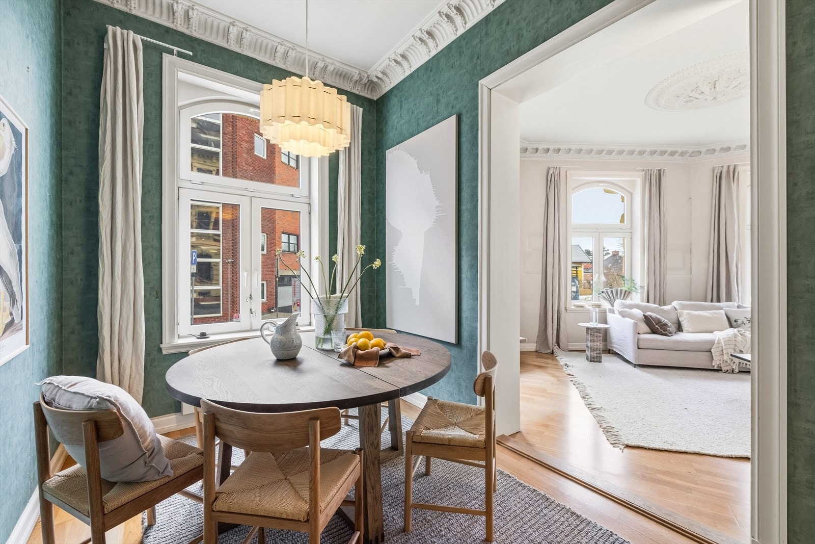 Fra stuen og gangen er det adkomst til en praktisk og innbydende spisestue Galleribilde