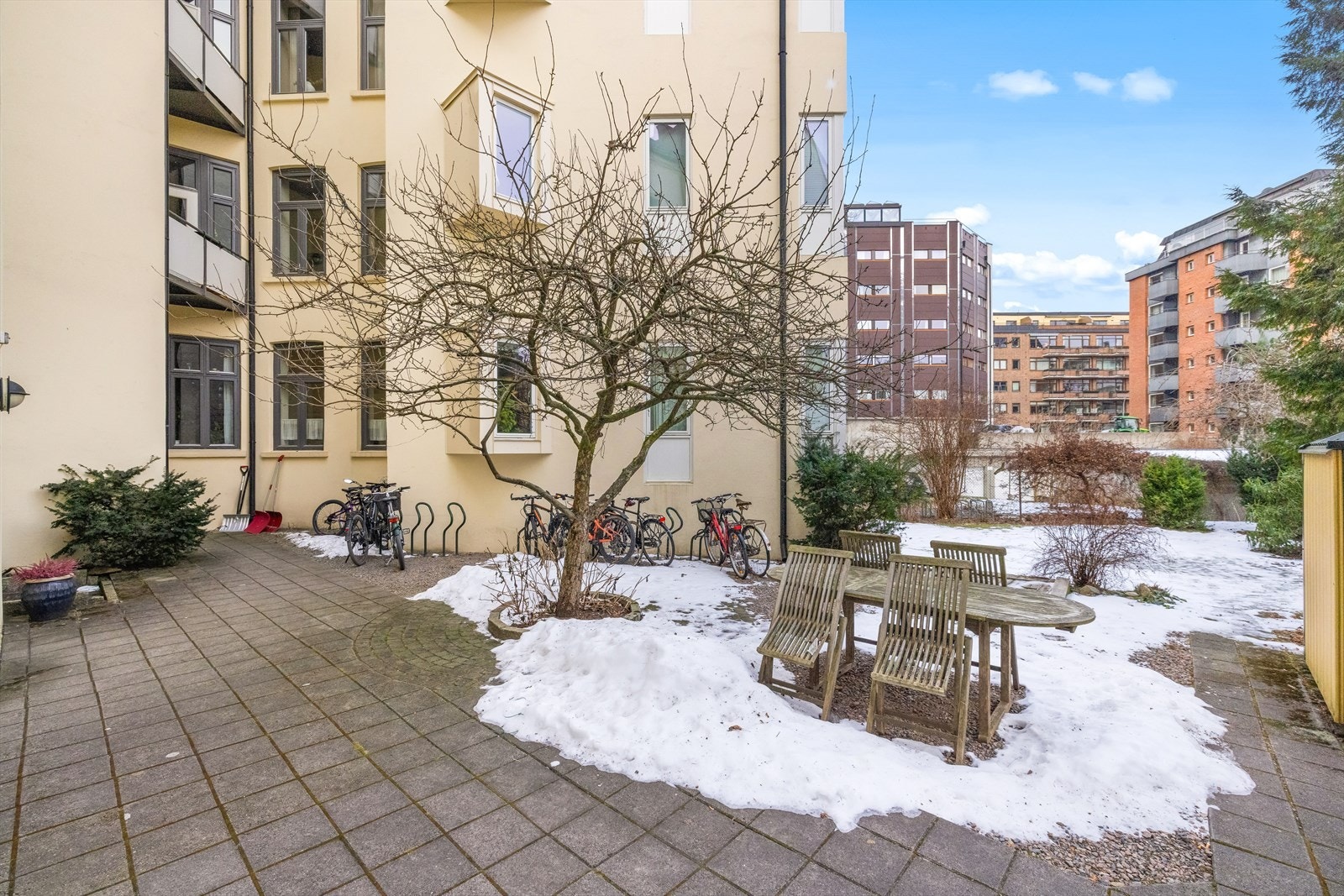 Hyggelig og skjermet bakgård med sykkelparkering og god plass til en innbydende sittegruppe Galleribilde