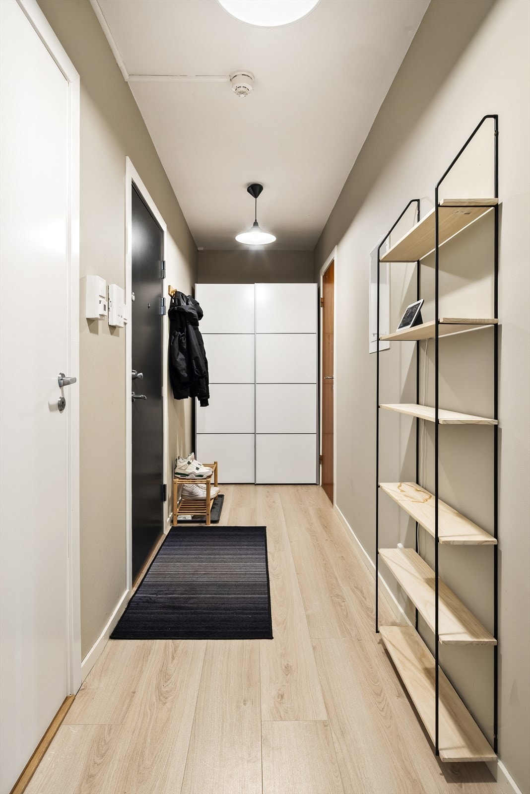 Entré med skyvedørsgarderobe til oppbevaring. Galleribilde