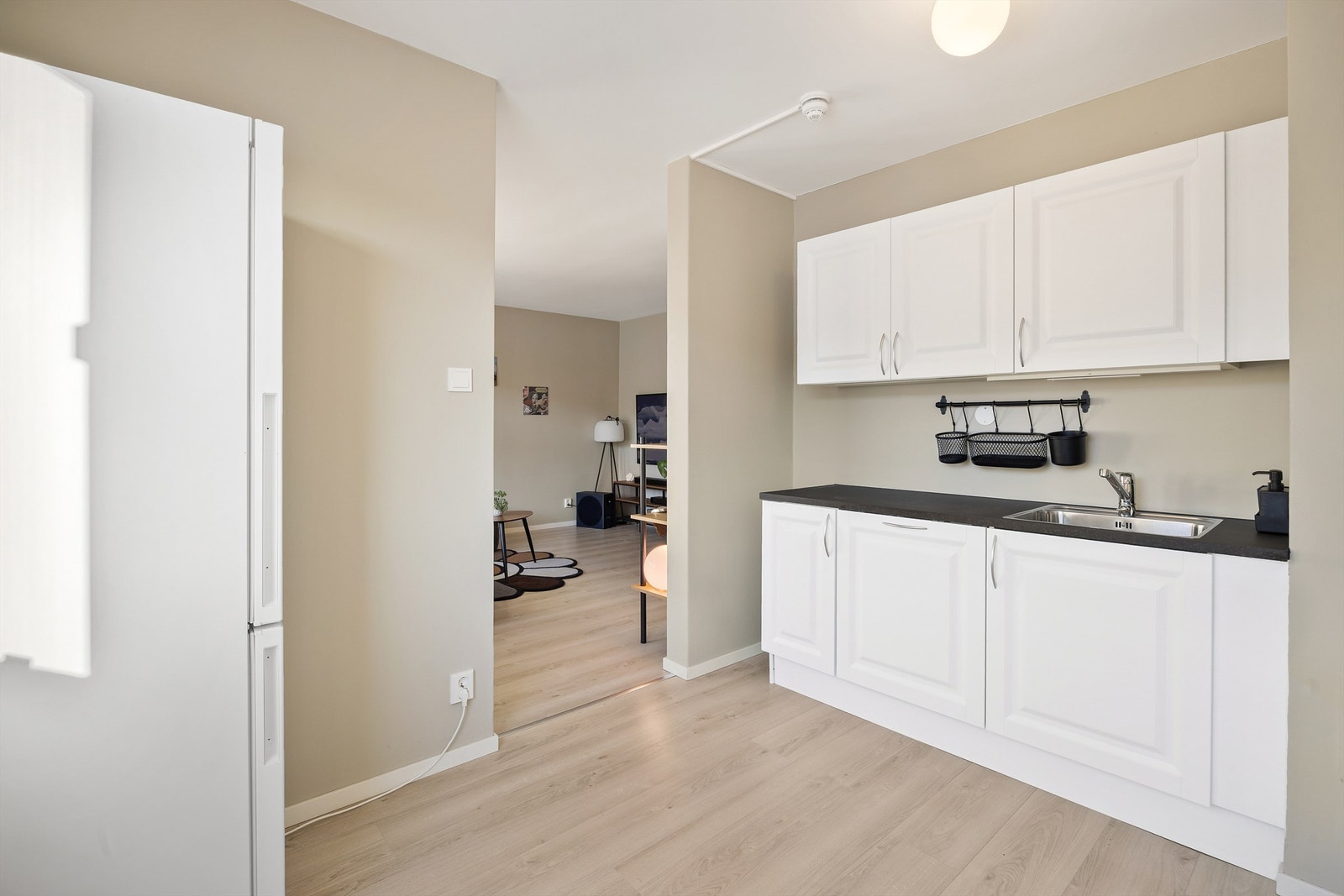 Kjøkkenet har integrert oppvaskmaskin, nisje til frittstående komfyr og plass til kjøleskap. Galleribilde