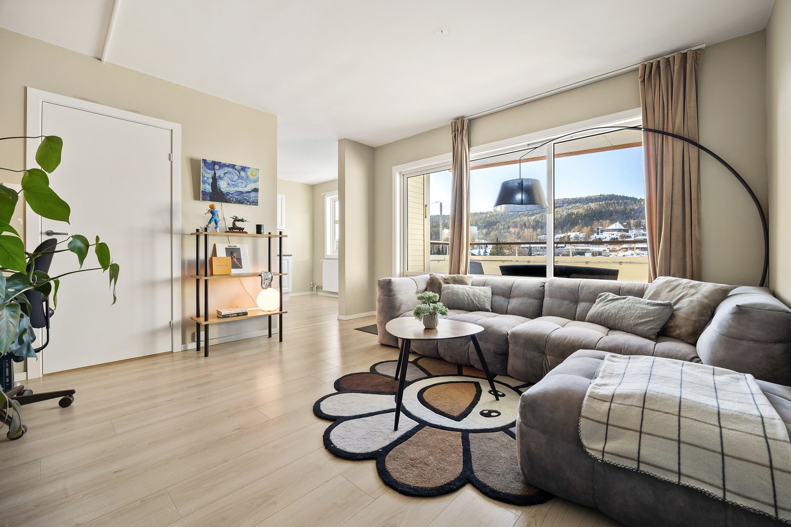 Pen og tiltalende to-roms toppleilighet beliggende i 9. etasje. Galleribilde