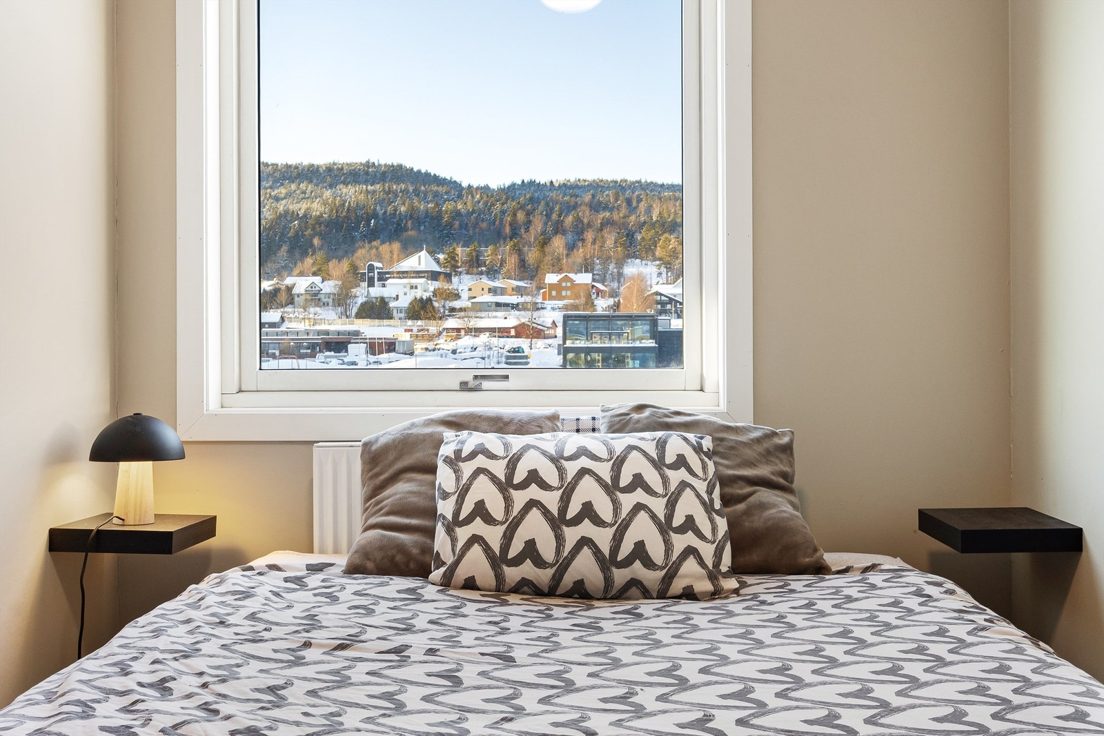 Laminat på gulv, malte flater på vegger og i himling. Galleribilde