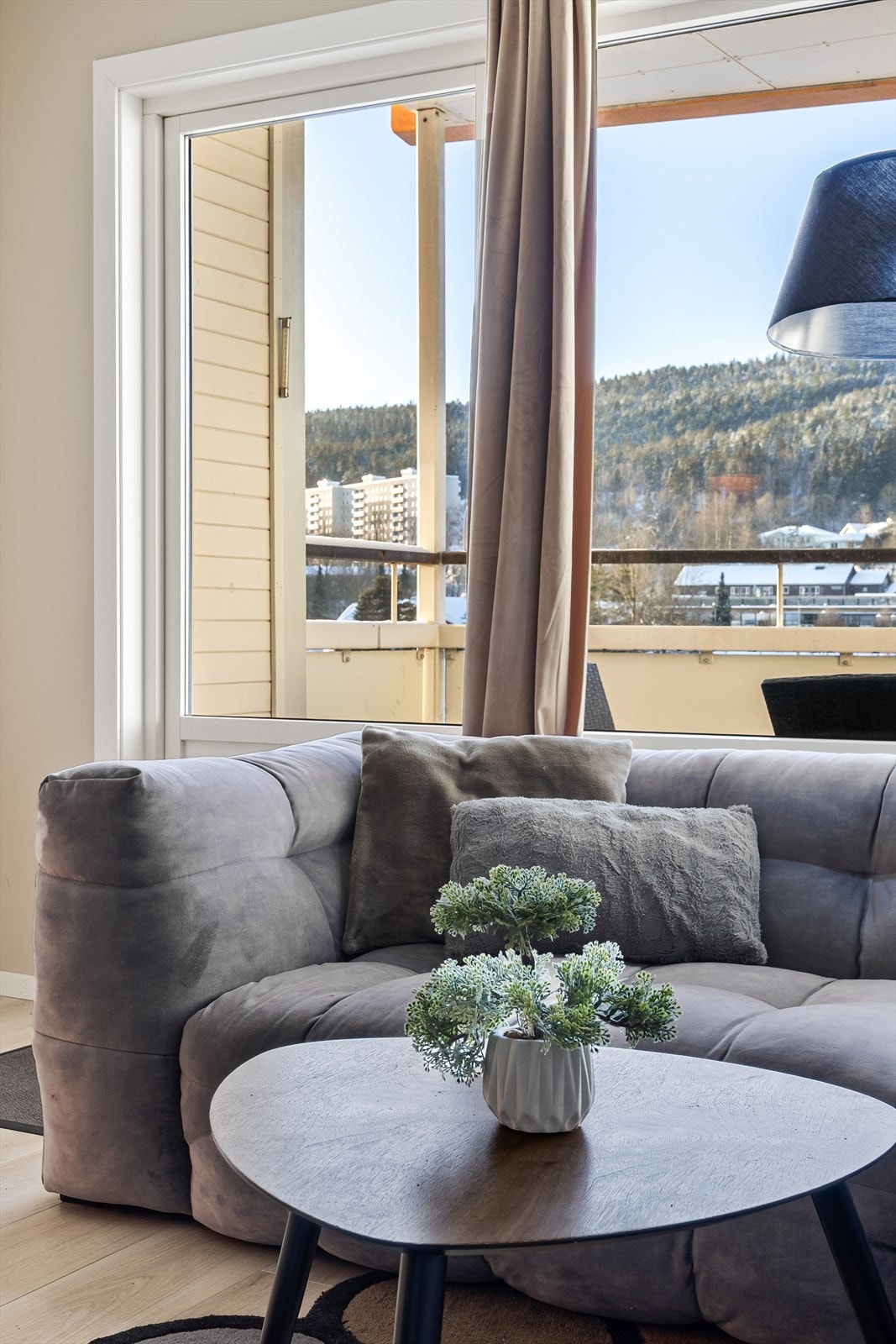 Utgang fra stue til sørvendt balkong på ca. 8 kvm. Galleribilde