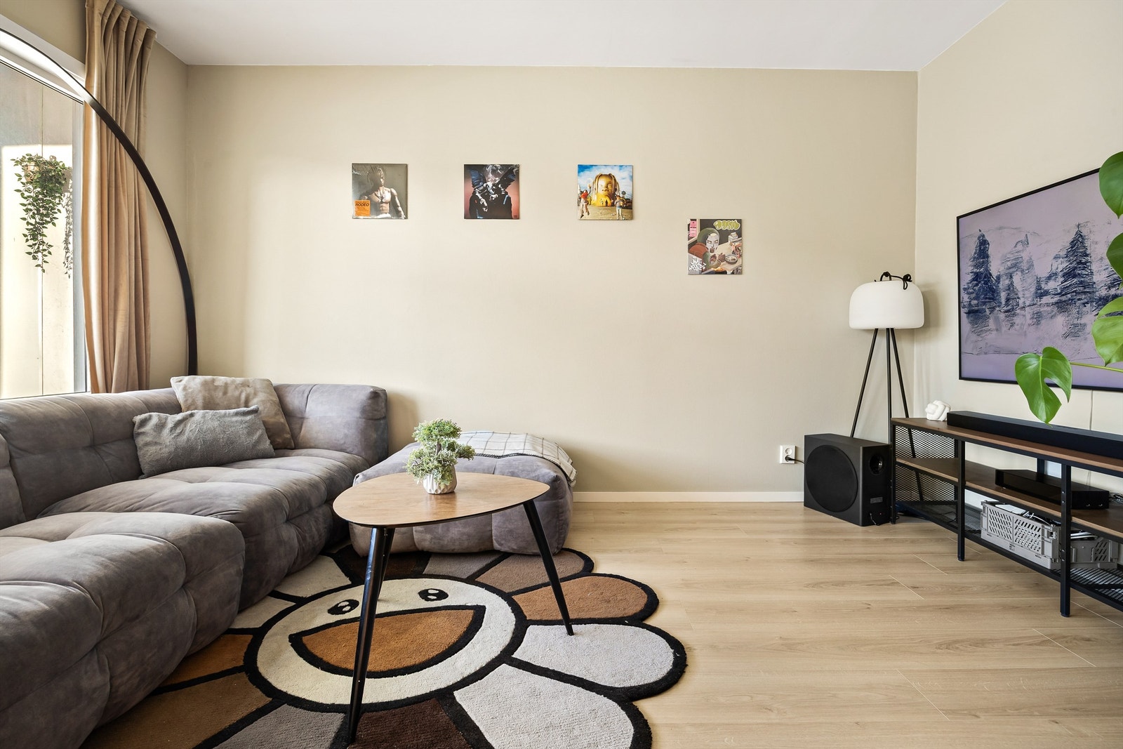 Gulvflater belagt med laminat, malte flater på vegger og i himling. Oppvarming med sentralvarme via radiatorer i stue, kjøkken og soverom. Galleribilde