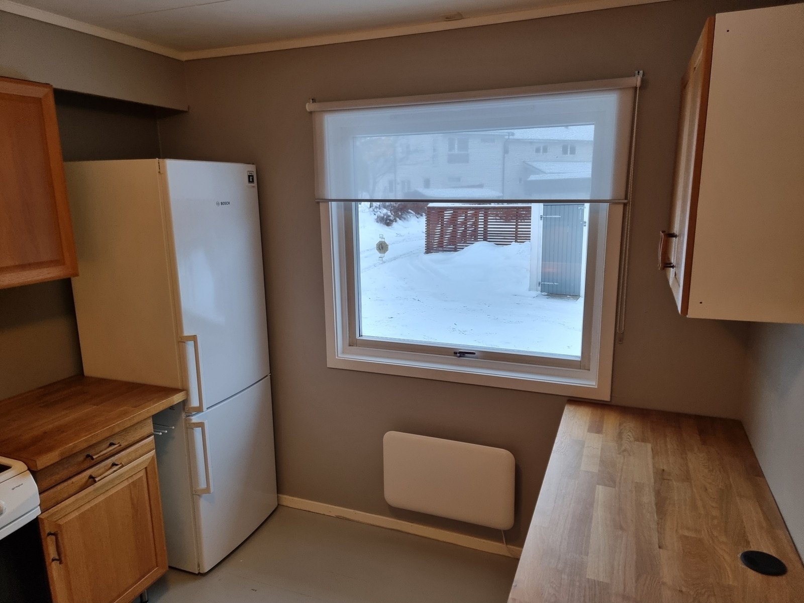 Kjøkkenet er utsyrt med kjøl- og fryseskap, komfyr og oppvaskmaskin. Galleribilde