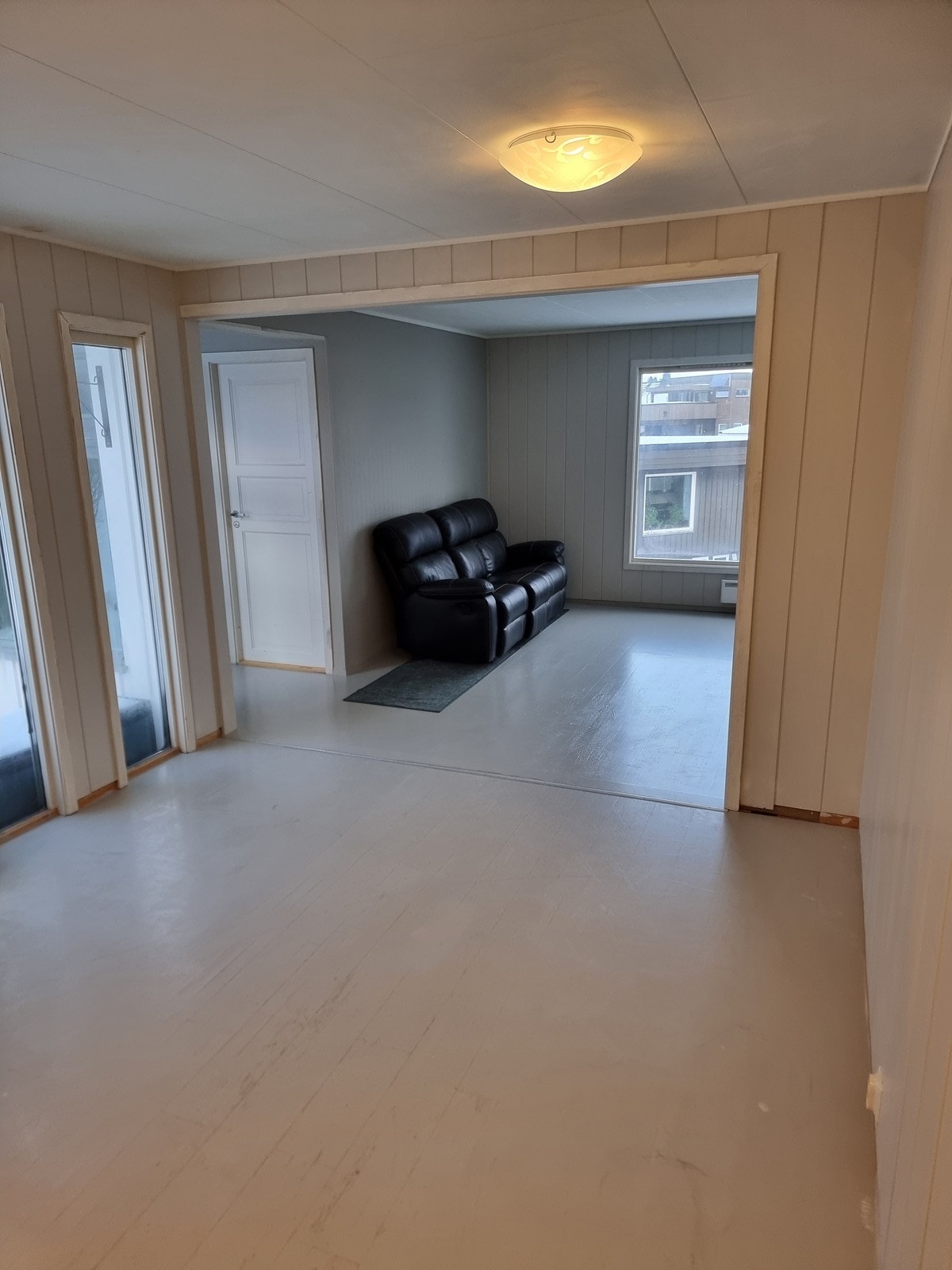 Spisestuen ligger i tilknytting til stuen, og skaper et sosialt allrom. Galleribilde