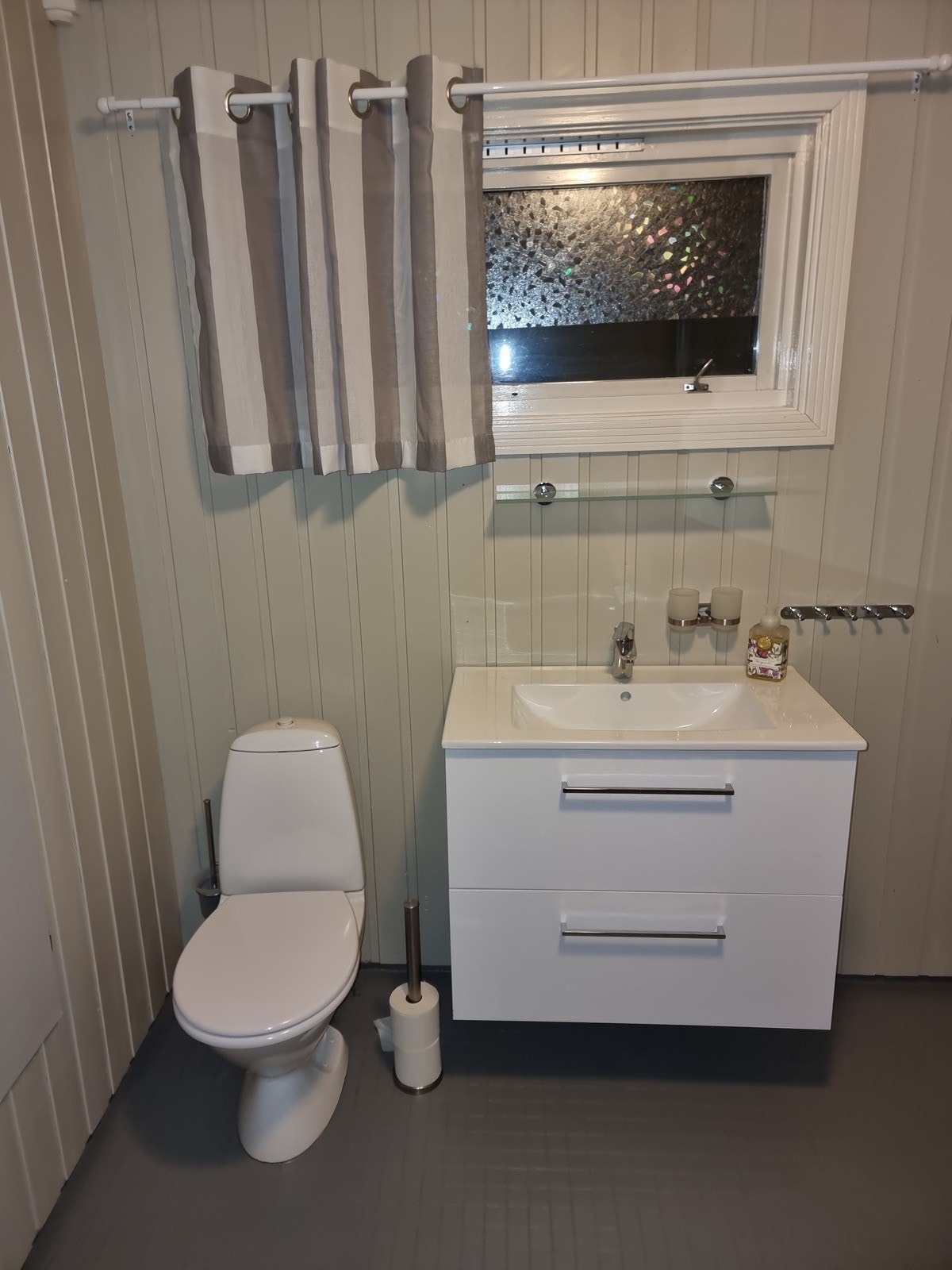 Det er installert vaskemaskin på badet. Galleribilde