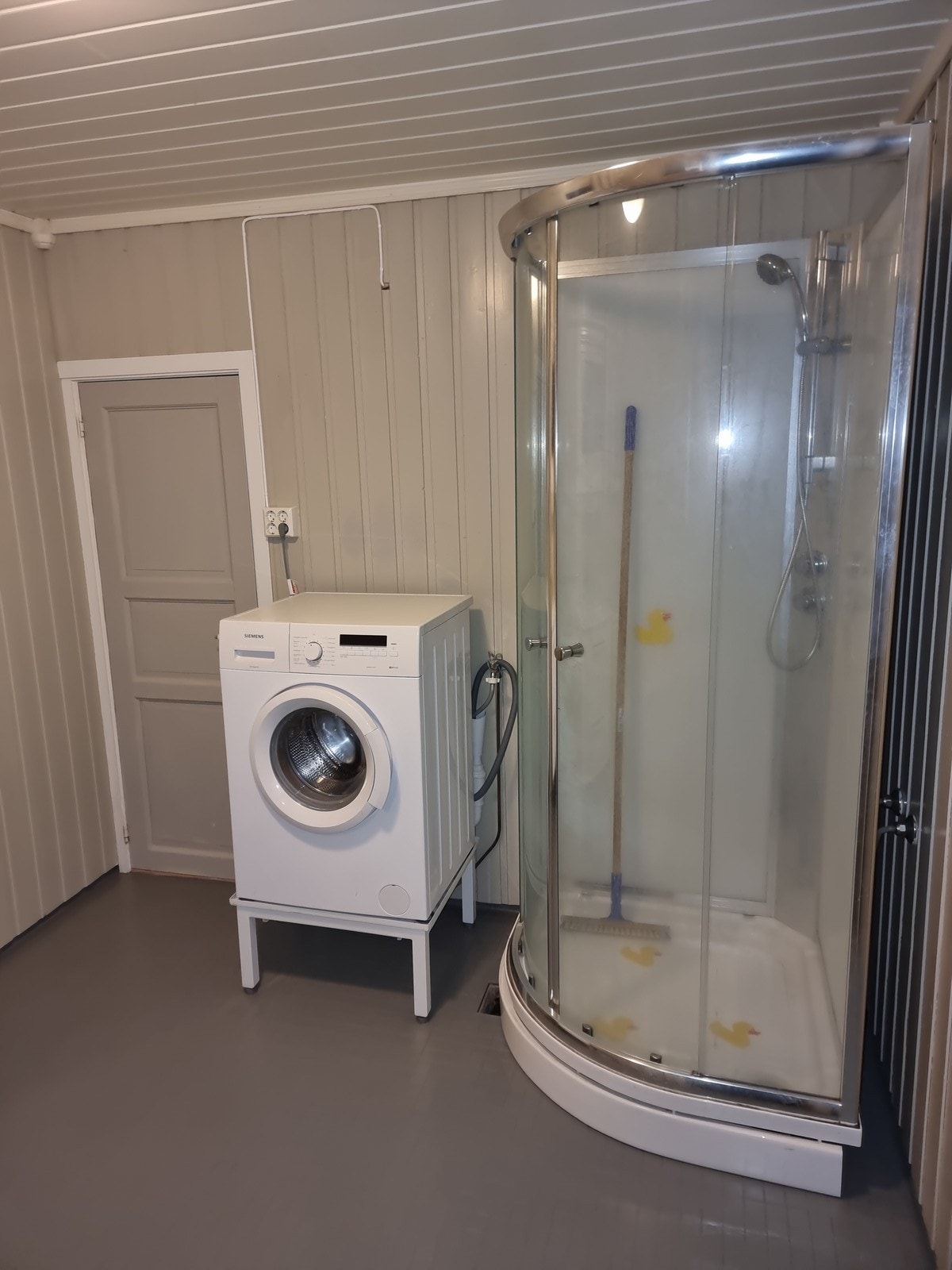 Baderommet har dusjkabinett, vaskemaskin, servant med underskap og toalett. Galleribilde