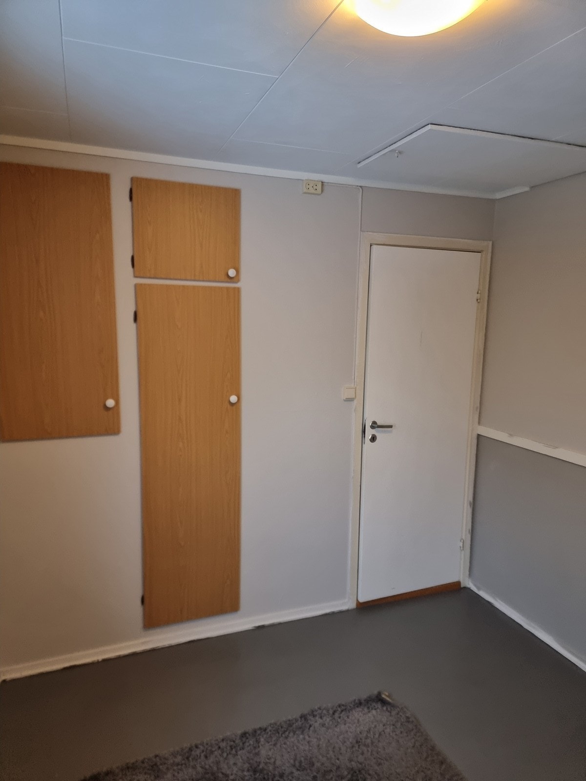 Soverommet har godt med lagringsplass Galleribilde