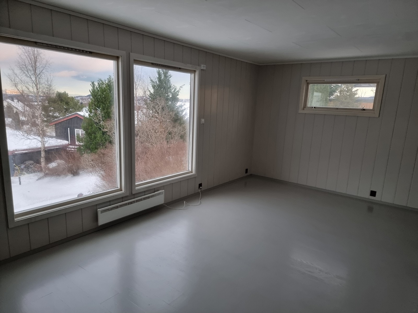 Store vindusflater sørger for godt med naturliglysinnslipp i stua. Galleribilde