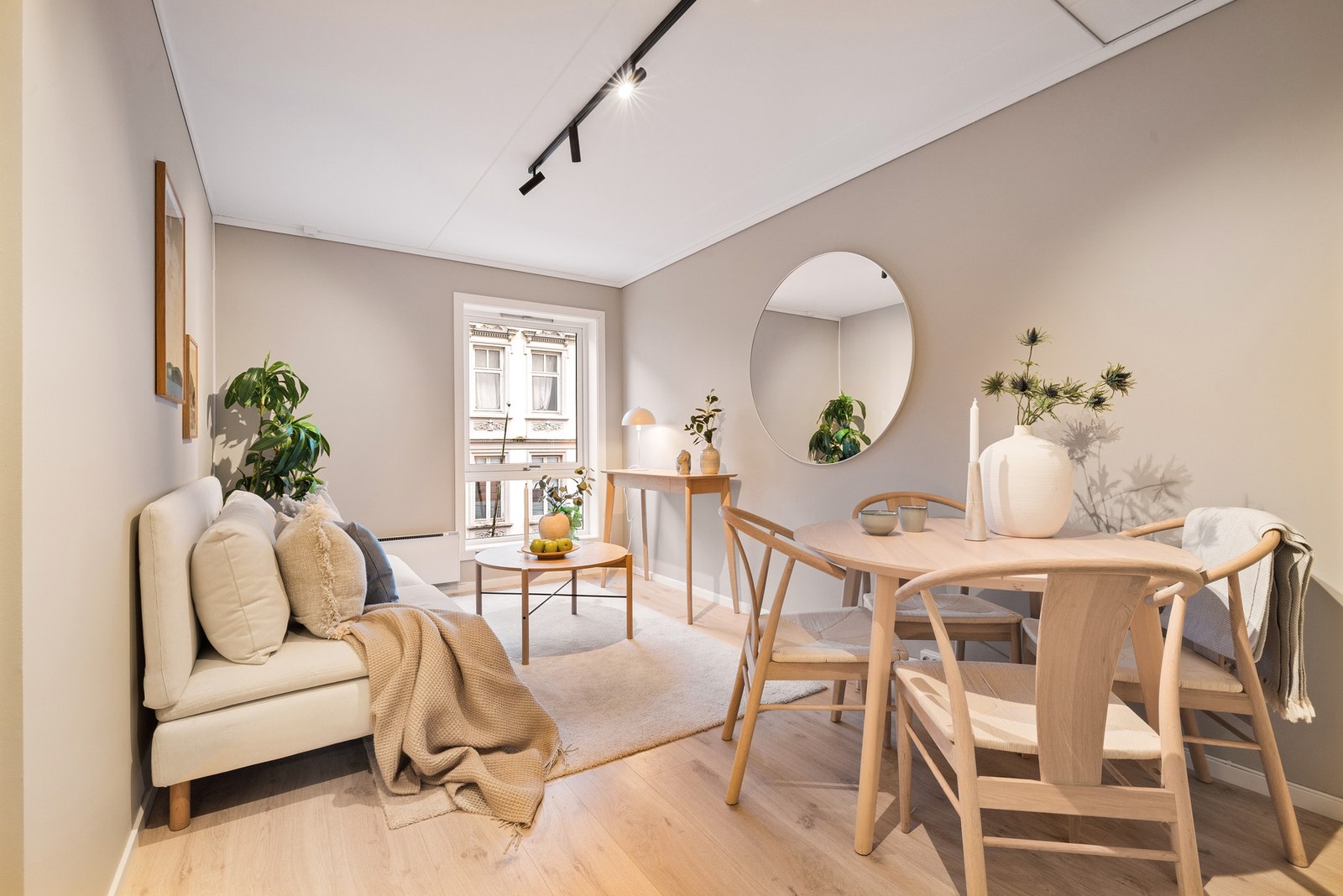 Koselig sone for avslapning eller gjester i en arealeffektiv leilighet Galleribilde