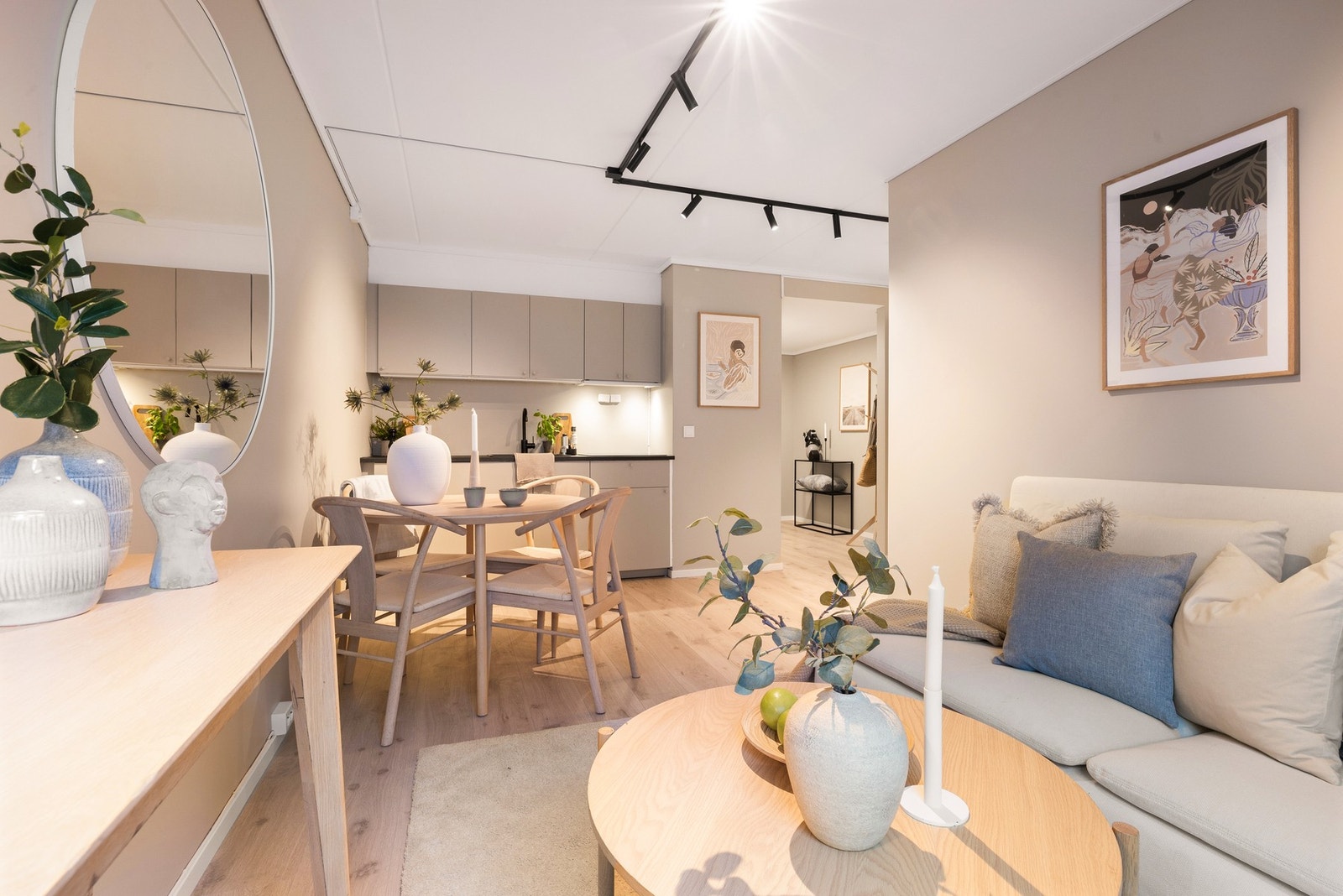 Pent oppholdsrom med praktisk planløsning mot kjøkkenet; store flater og nymalte overflater gir en luftig og innbydende atmosfære. Galleribilde