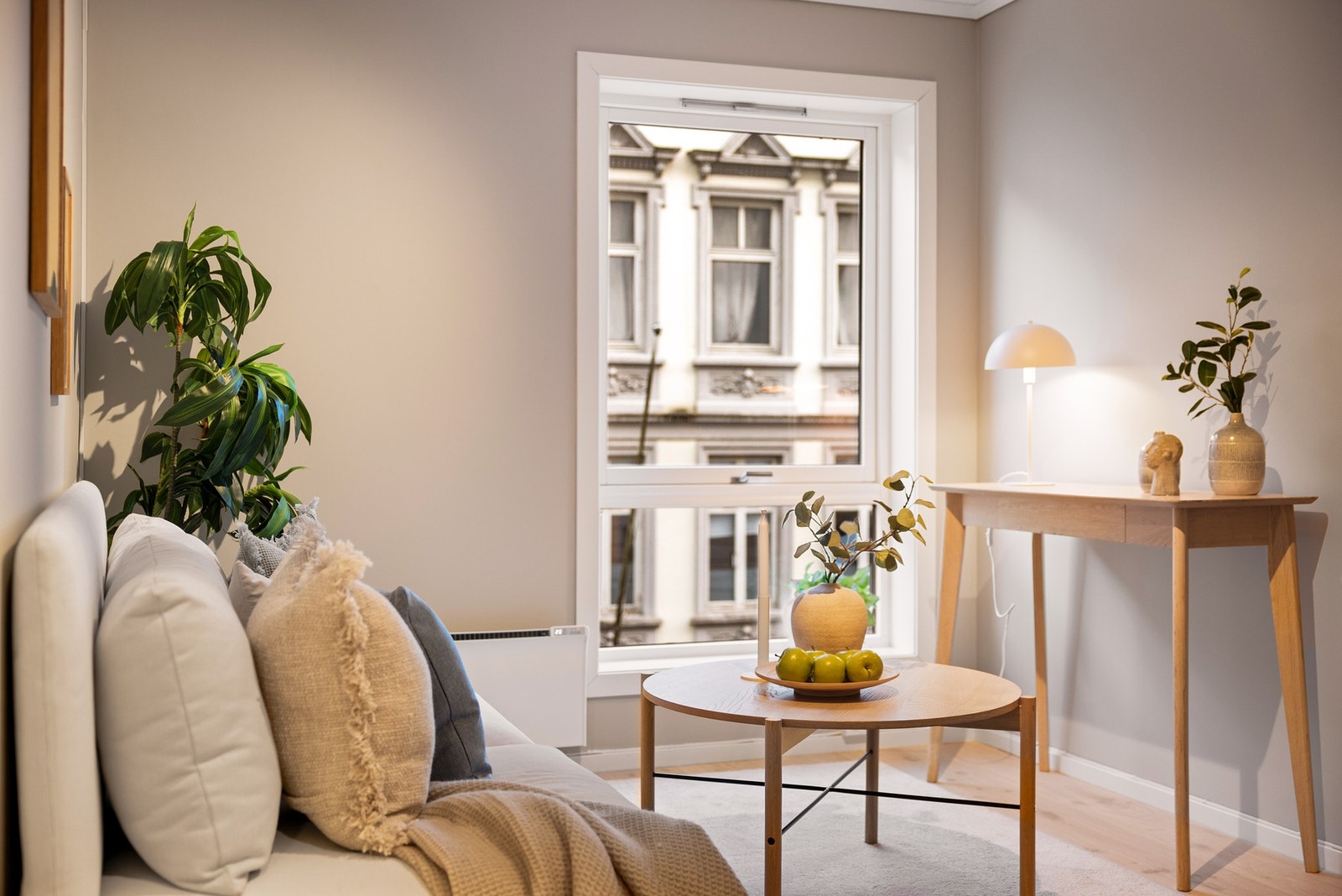 Friske overflater fra 2026 og laminatgulv fra 2016 gir en lys og innbydende helhet. Galleribilde