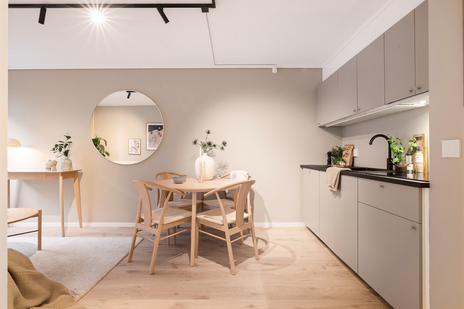 God plass til spisebord i tilknytning til kjøkkenet. Galleribilde