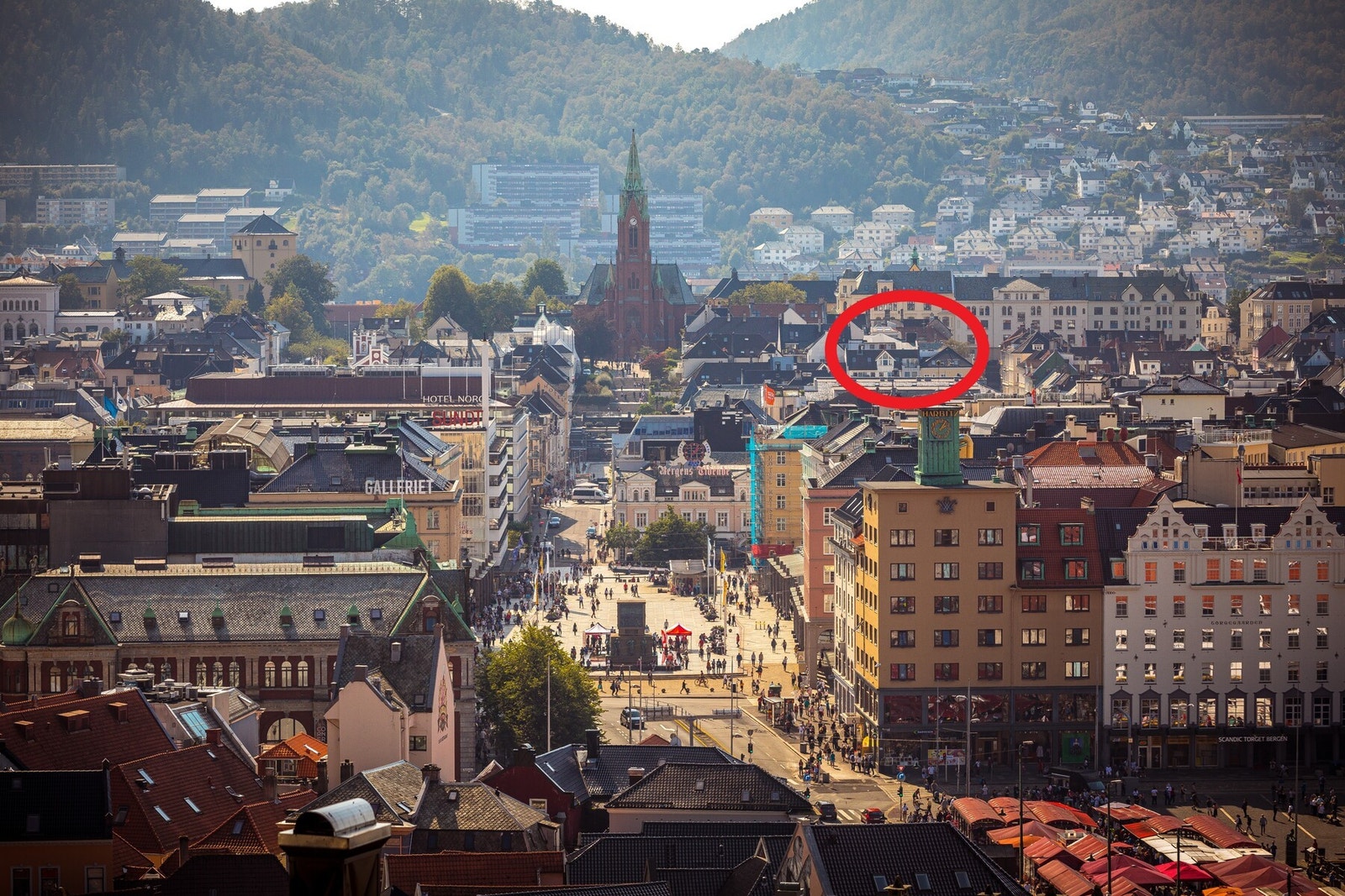 Attraktivt nabolag (rød ring) like ved Johanneskirken. Et av byens mest kjente landemerker. Kirken ruver storslått over byen og gir området et vakkert og historisk preg - et kjent møtepunkt for både studenter og byens befolkning. Galleribilde