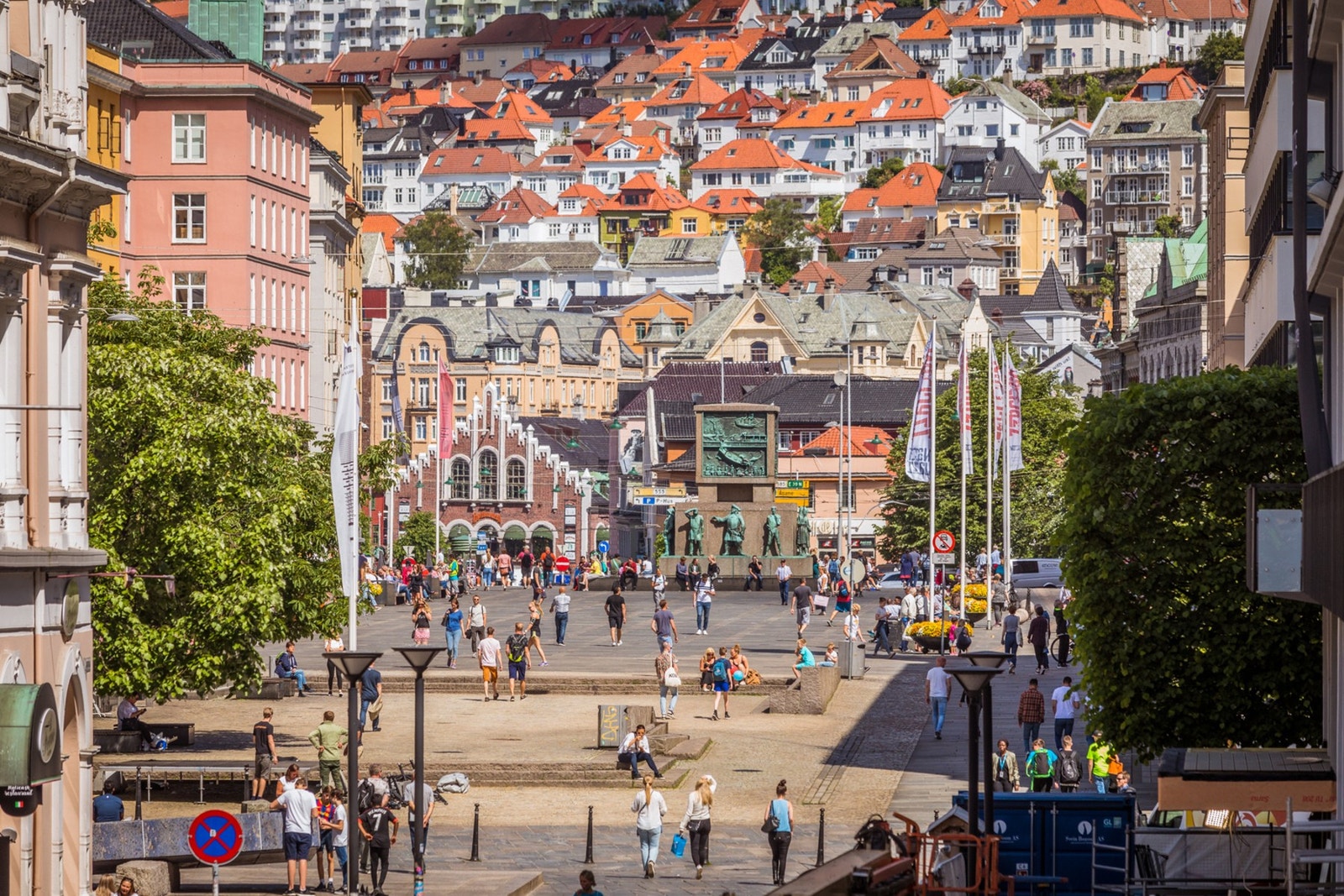 Det er ca. 2-3 minutters gange fra leiligheten til Torgallmenningen. Galleribilde