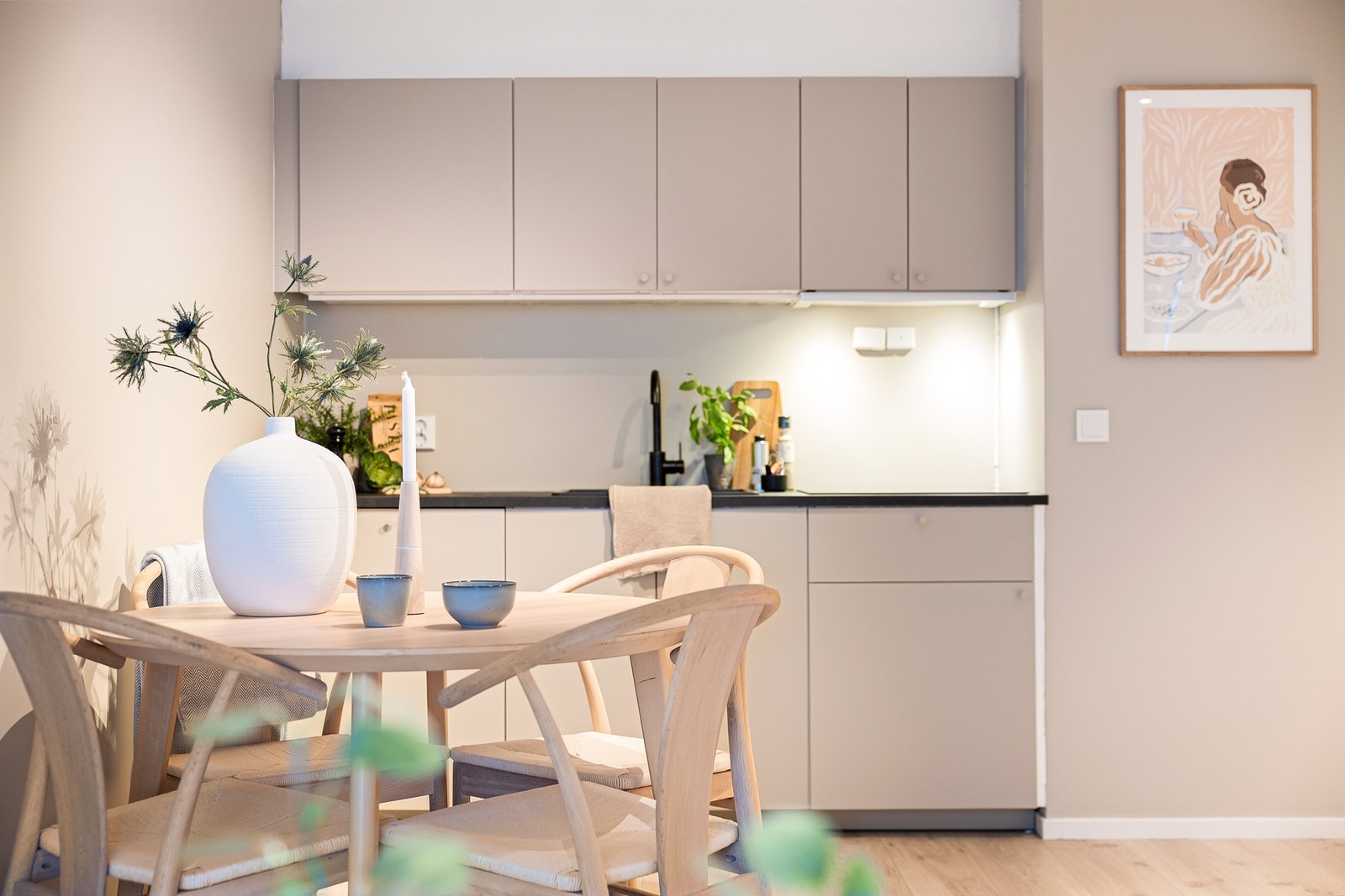 Kjøkkenet er oppgradert i 2026 med nye fronter og noen nye skrog, ny benkeplate, ny vask og nytt blandebatteri/kran. Det er montert Aquastop på kjøkkenet i 2026. Galleribilde