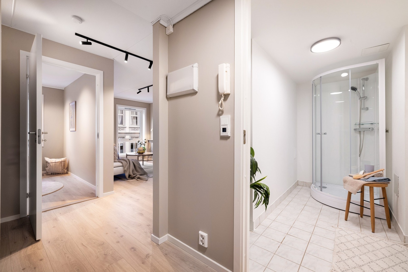 Det er inngang til badet fra gangen. Galleribilde