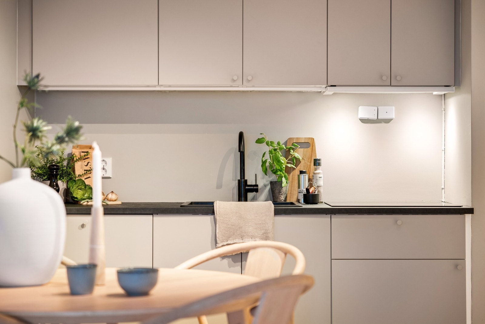 Godt med skap- og benkeplass. Galleribilde