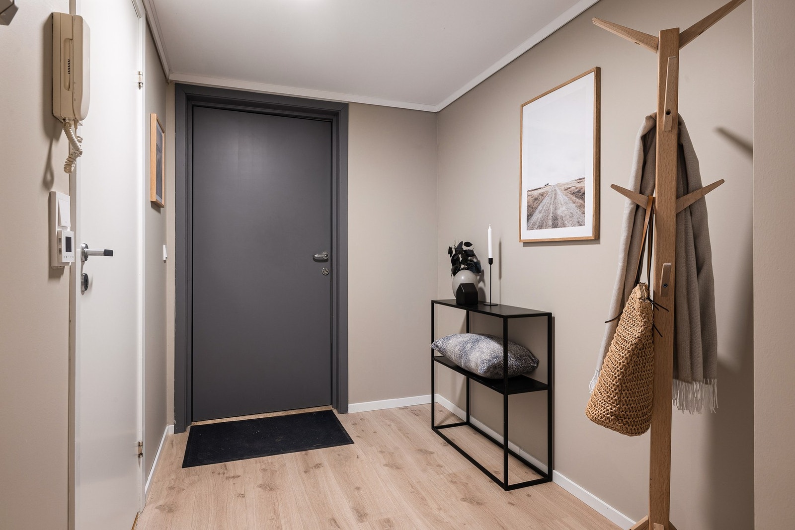 Praktisk inngangsparti med nylig malte overflater (2026) og god plass til jakker og sko. Laminatgulv fra 2016 gir en helhetlig og moderne følelse helt fra inngangsdøren. Galleribilde