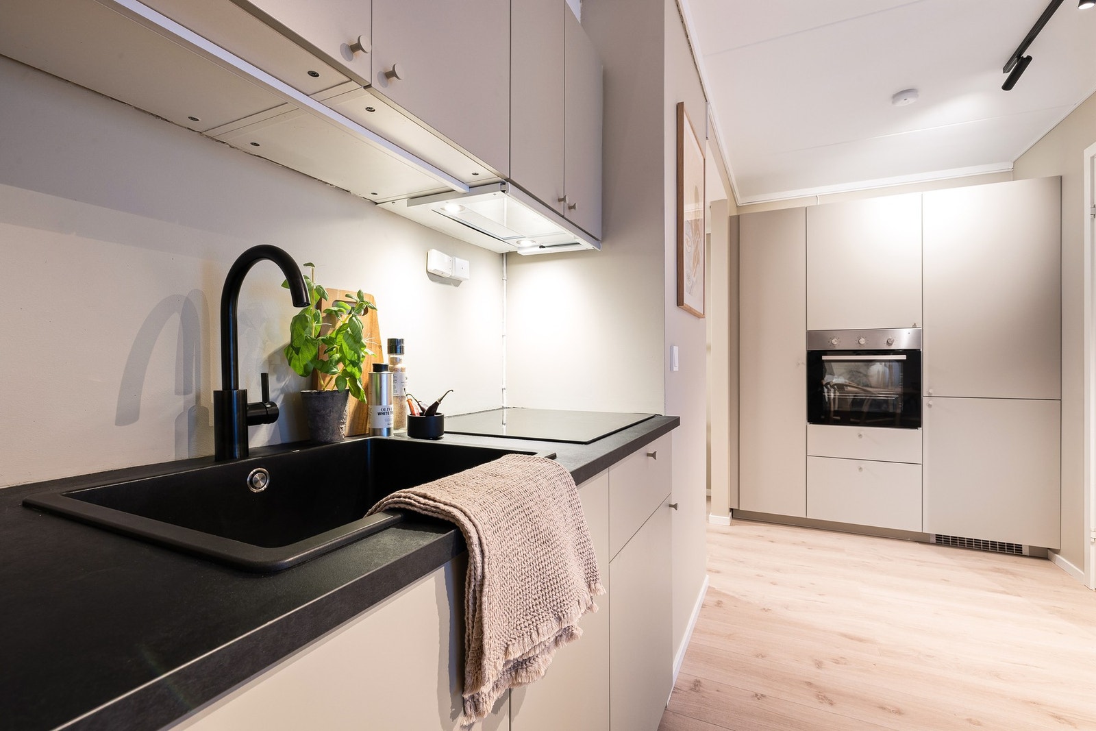 Stekeovn av nyere årgang. I tillegg er det platetopp m/induksjon, oppvaskmaskin og kjøleskap/frys fra 2026. Galleribilde