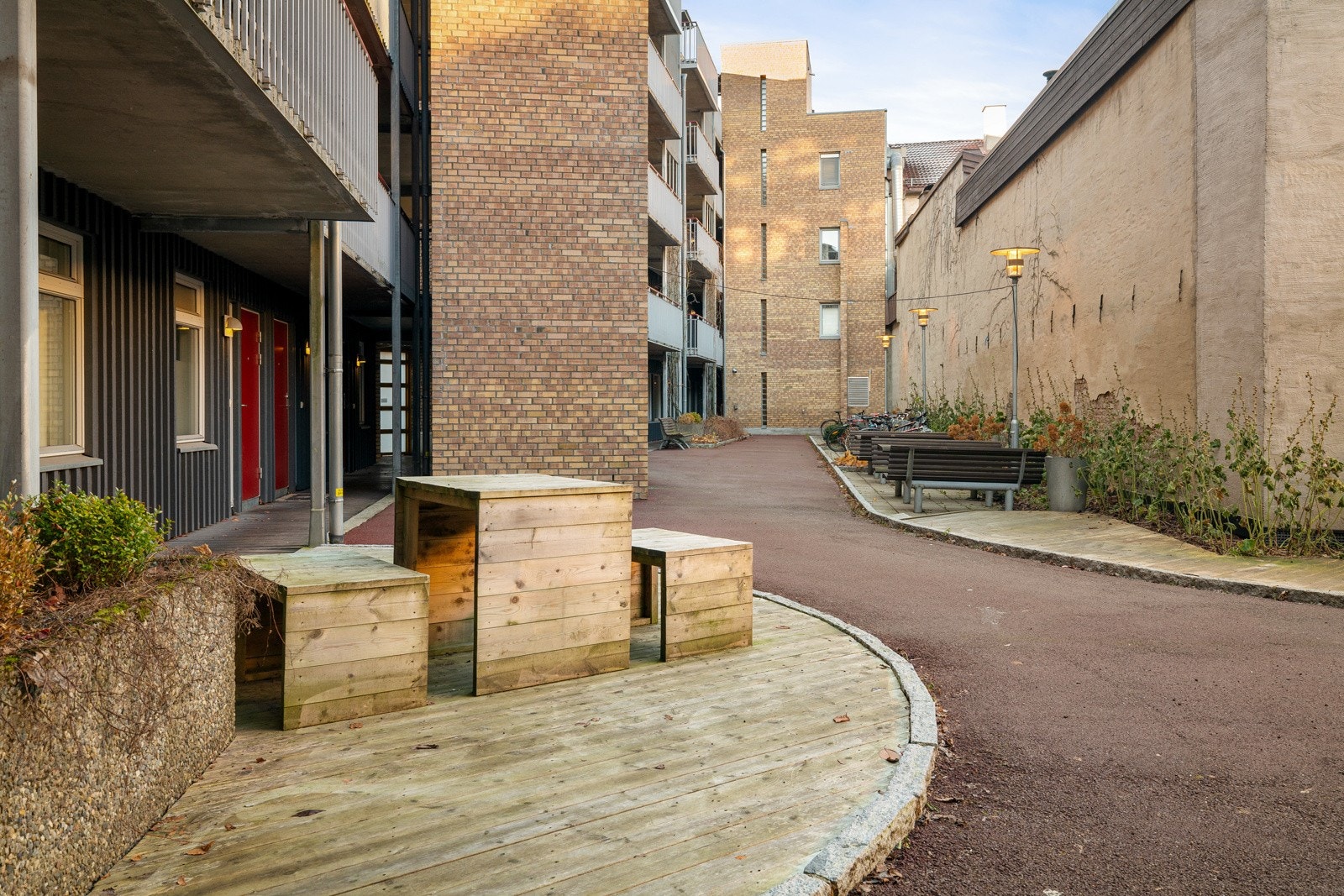 Beliggende i attraktivt og ryddig sameie midt på Sagene! Her bor du med store, grønne Myraløkka rett utenfor leilighetsdøren, samtidig som du har alt av servicetilbud og et godt kollektivtilbud i umiddelbar nærhet. Galleribilde