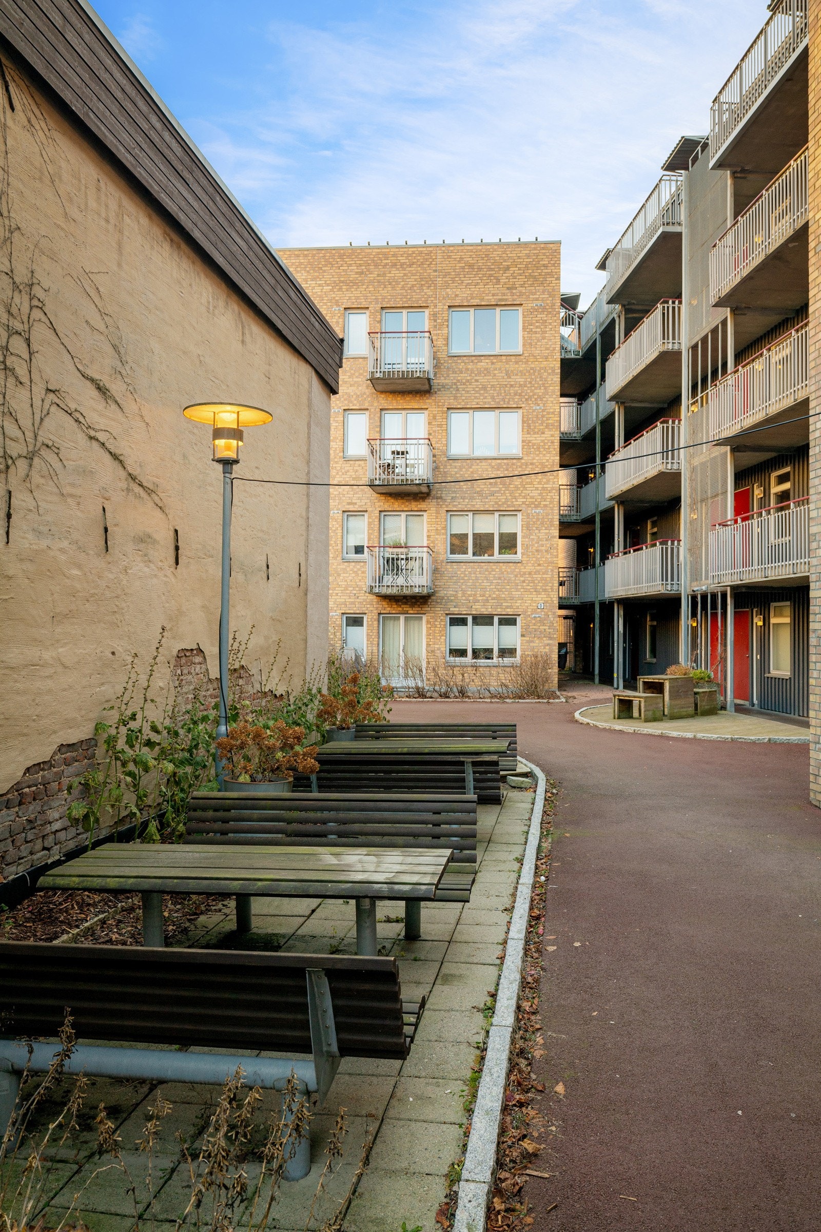 Tomt opparbeidet med blant annet asfalterte adkomst og internveier, plenareal og annen beplantning. Galleribilde