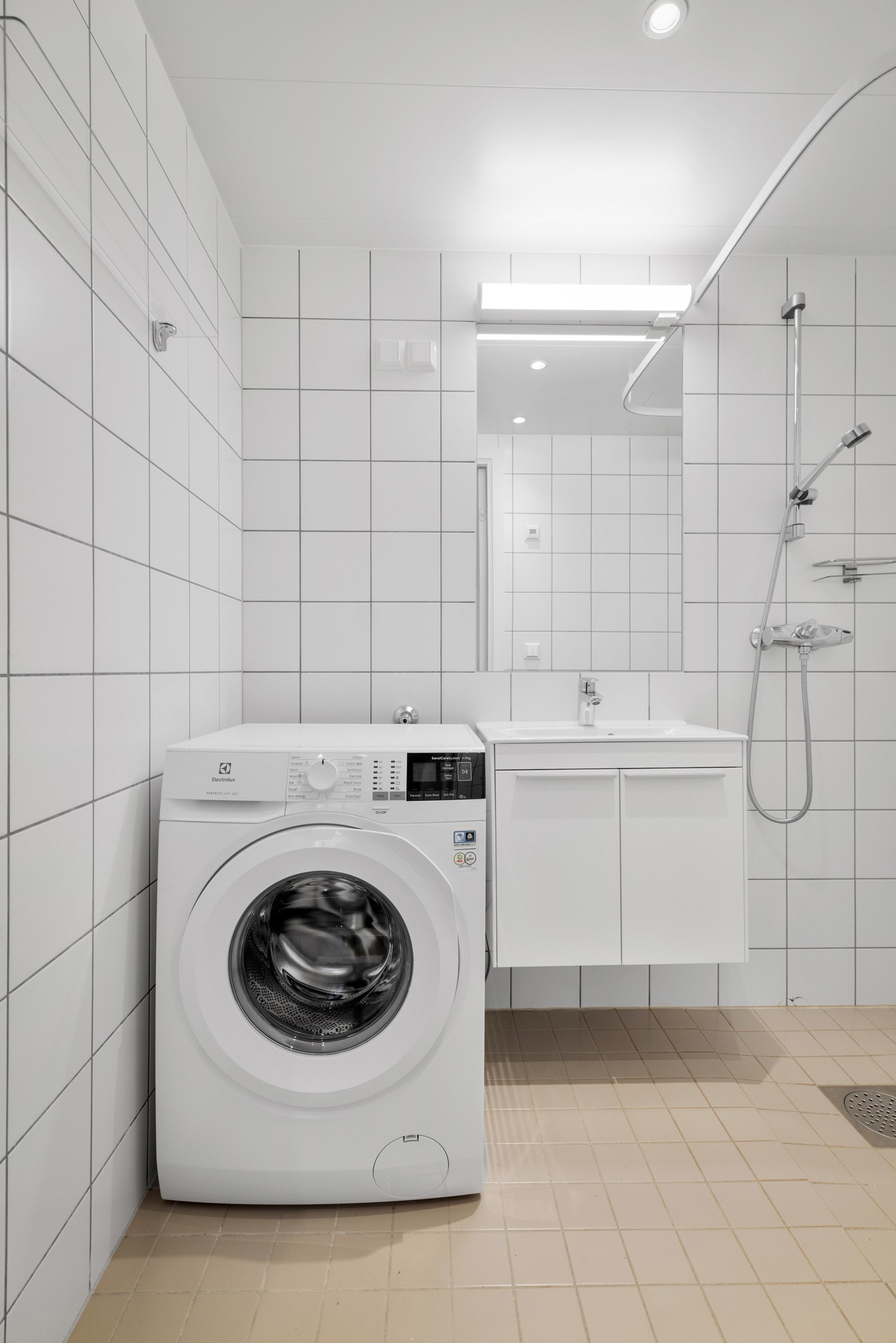 I hjørnet er det vaskemaskin som også følger med i handelen. Galleribilde