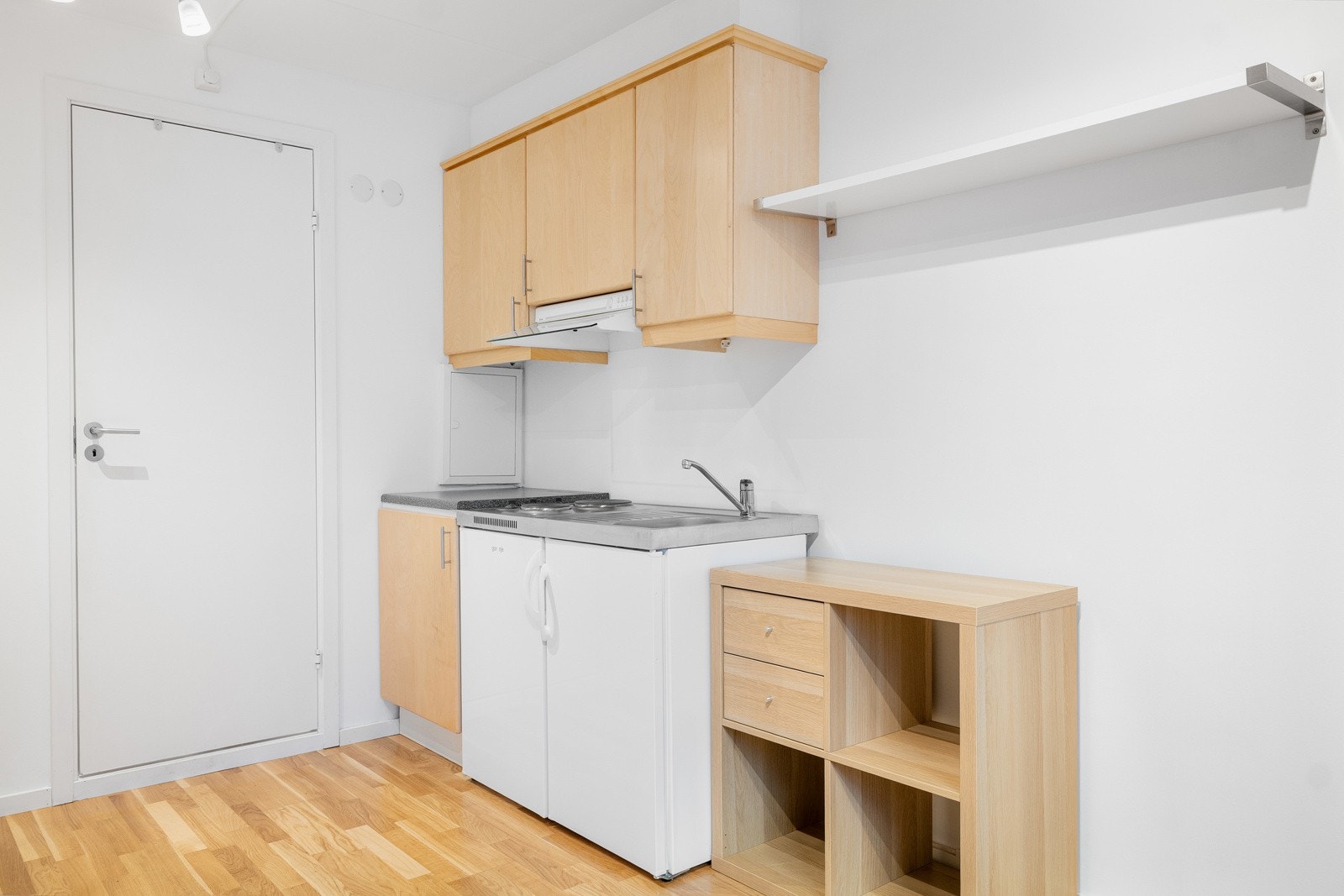 Kjøkkenet er også utstyrt med ventilator med belysning og kjøleskap med frysedel. Varmtvannsbereder fra 2018 (ifølge selgers opplysninger). Galleribilde