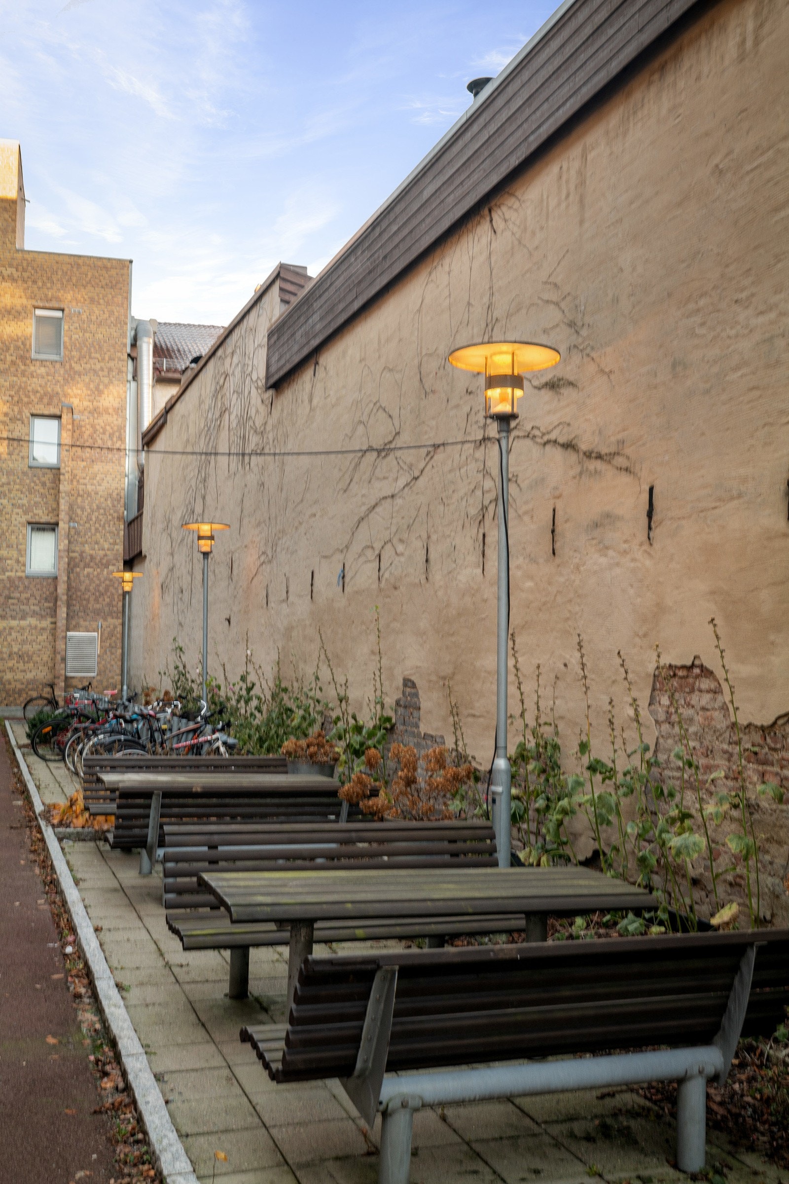 Det er flere hyggelige sittegrupper i gårdsrommet. Sameiets beboere disponerer 2 takterrasser i 5. etasje. Disse er deler av sameiets fellesarealer, og er til disposisjon for alle som bor i sameiet. Galleribilde