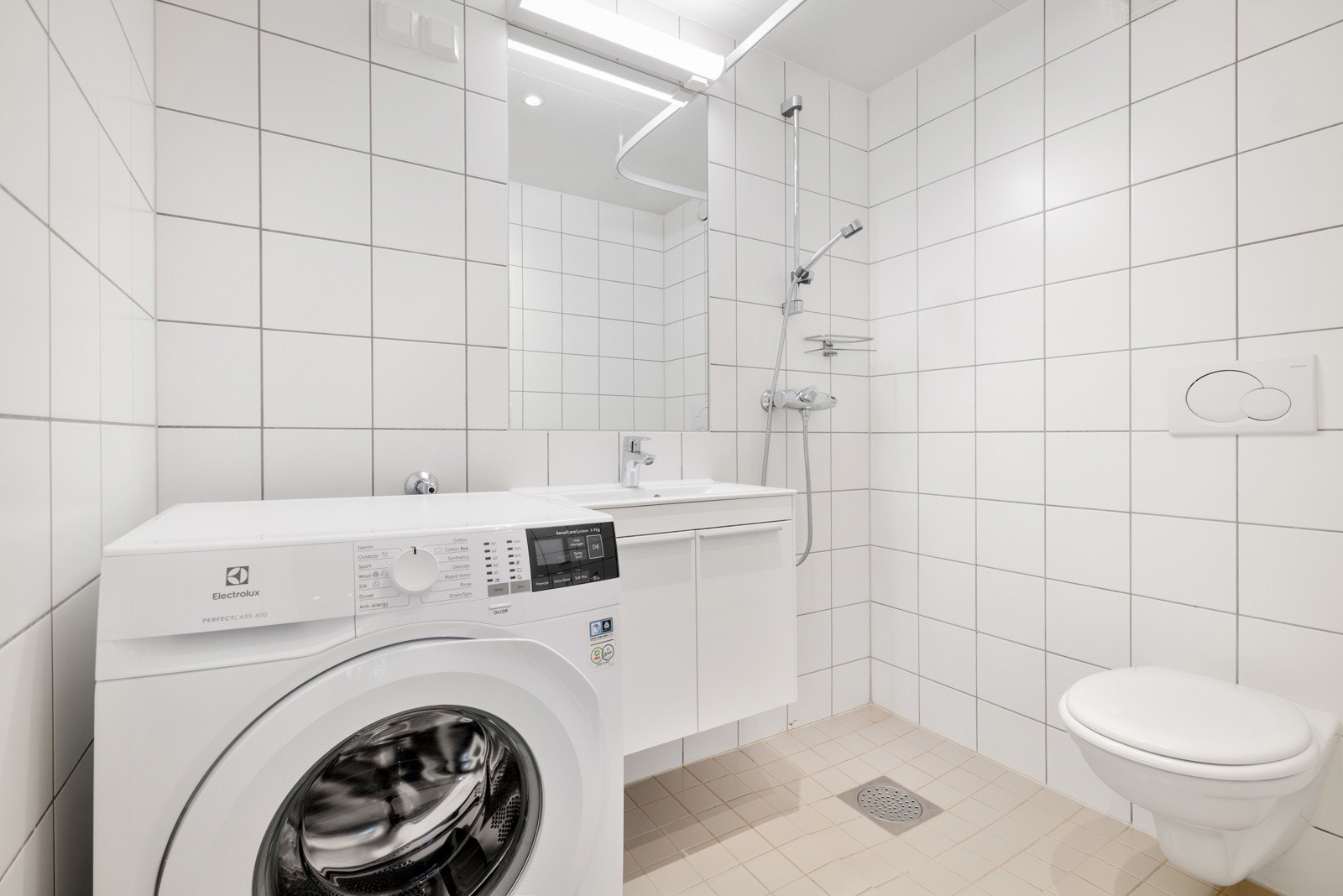 Leiligheten har et lyst flislagt baderom fra byggeåret 2004. Baderommet har lyse fliser på gulv og vegger, elektrisk gulvvarme, downlights i himlingen og avtrekksventil på vegg. Galleribilde