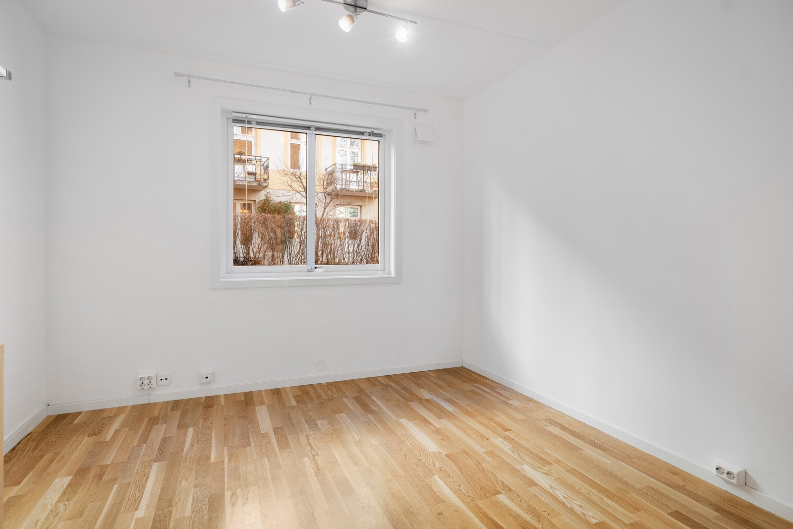 Leiligheten ligger i byggets 1. etasje, og vender i sin helhet mot rolig gårdsrom uten biltrafikk. Galleribilde