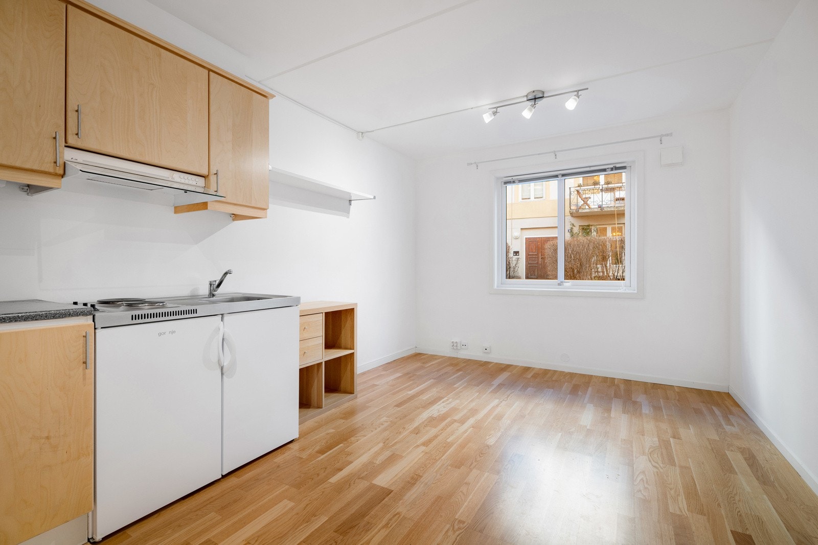 En lys 1-roms selveierleilighet i et moderne bygg fra 2004. Galleribilde