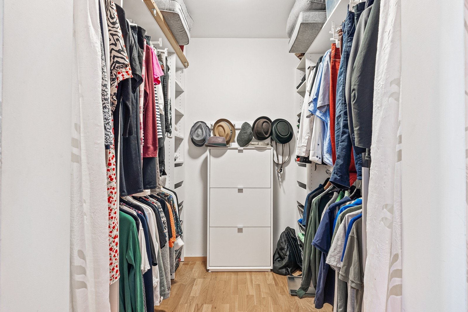 Hovedsoverommet har tilgang til walk-in-garderobe. Galleribilde