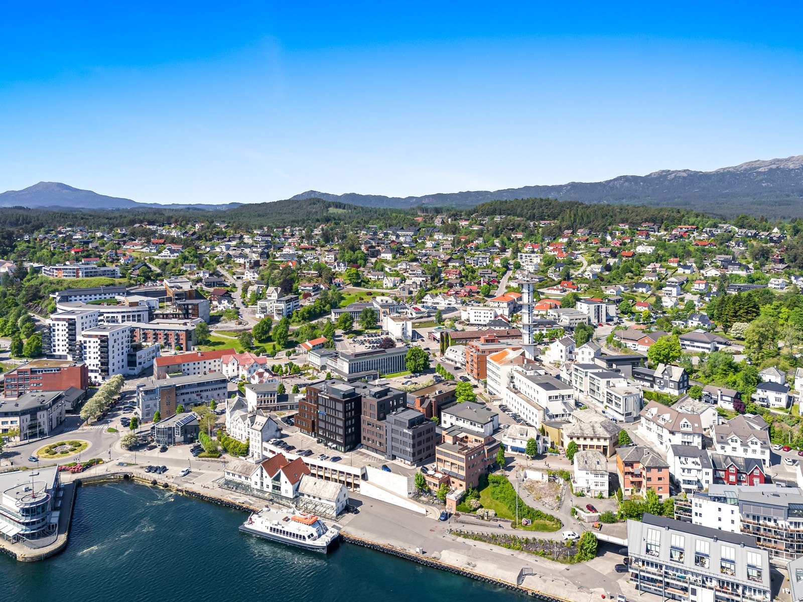 Fin beliggenhet i Leirvik sentrum. Galleribilde