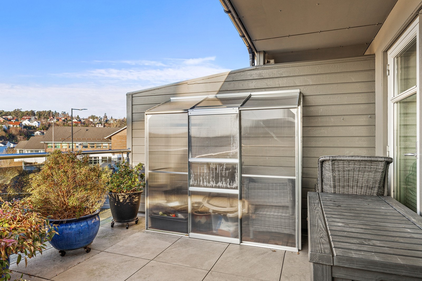 Romslig terrasse på ca. 36 m2, delvis takoverbygget Galleribilde