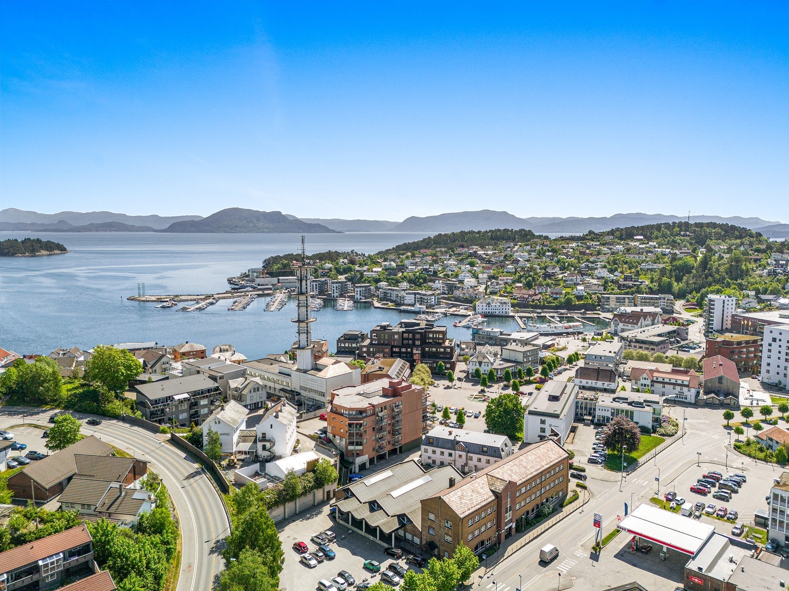 Sameiet har en meget sentral beliggenhet på Leirvik Galleribilde