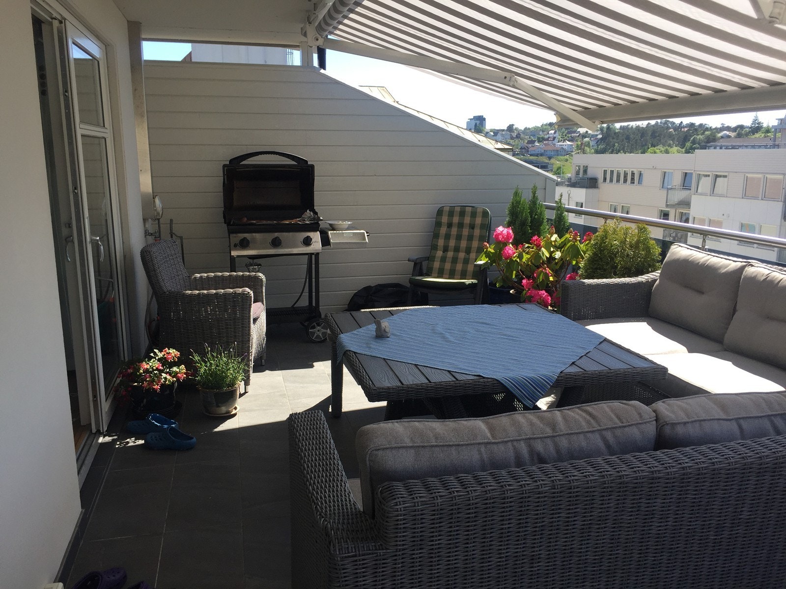 Det ble lagt nye fliser på terrassen i 2022/2023. Galleribilde