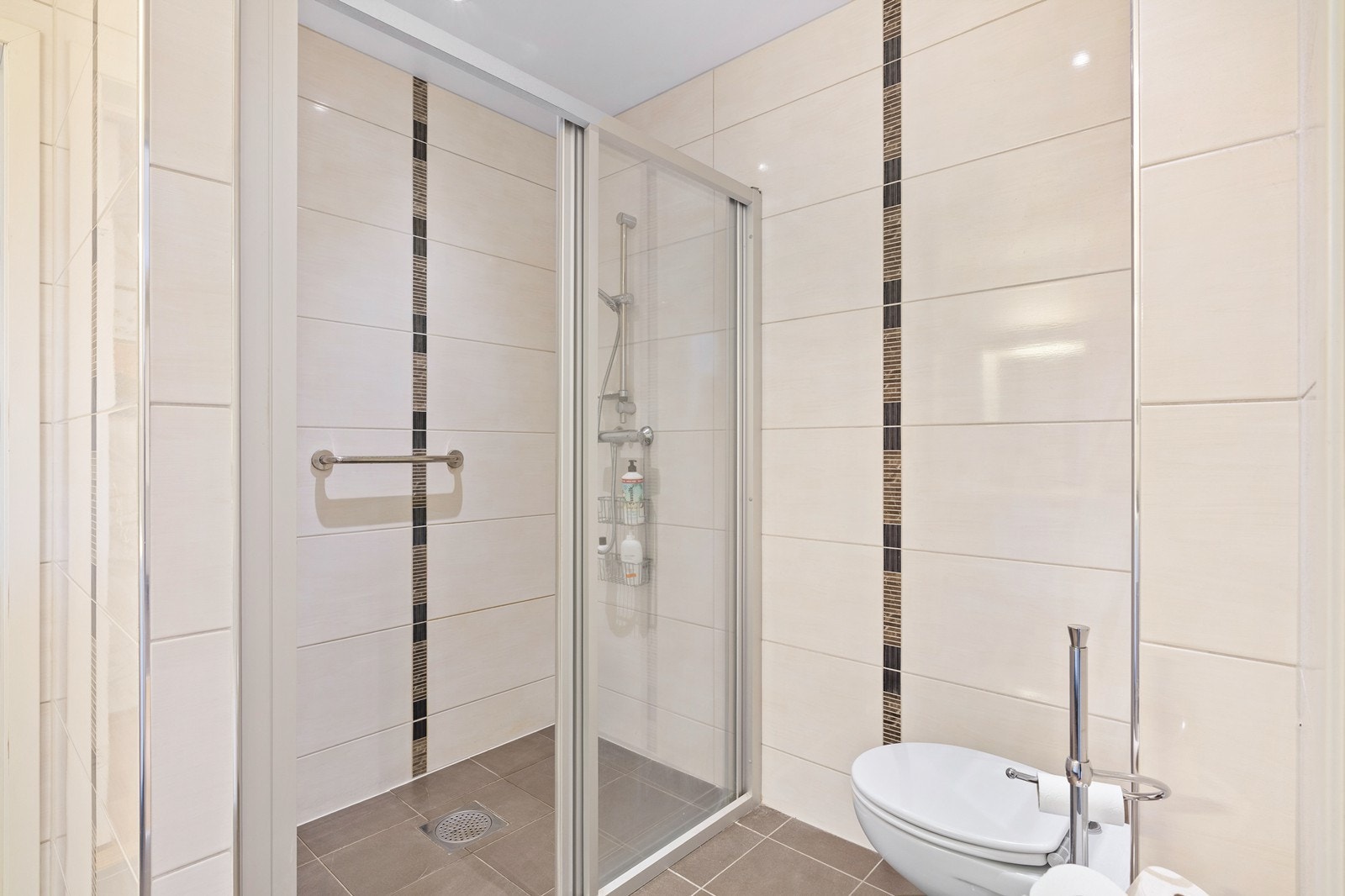 Badet har downlights i himling og varmekabler i gulv. Galleribilde