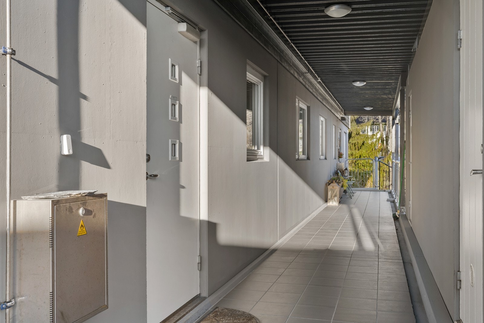 Overbygget, felles gang fra leilighet til heis. Galleribilde