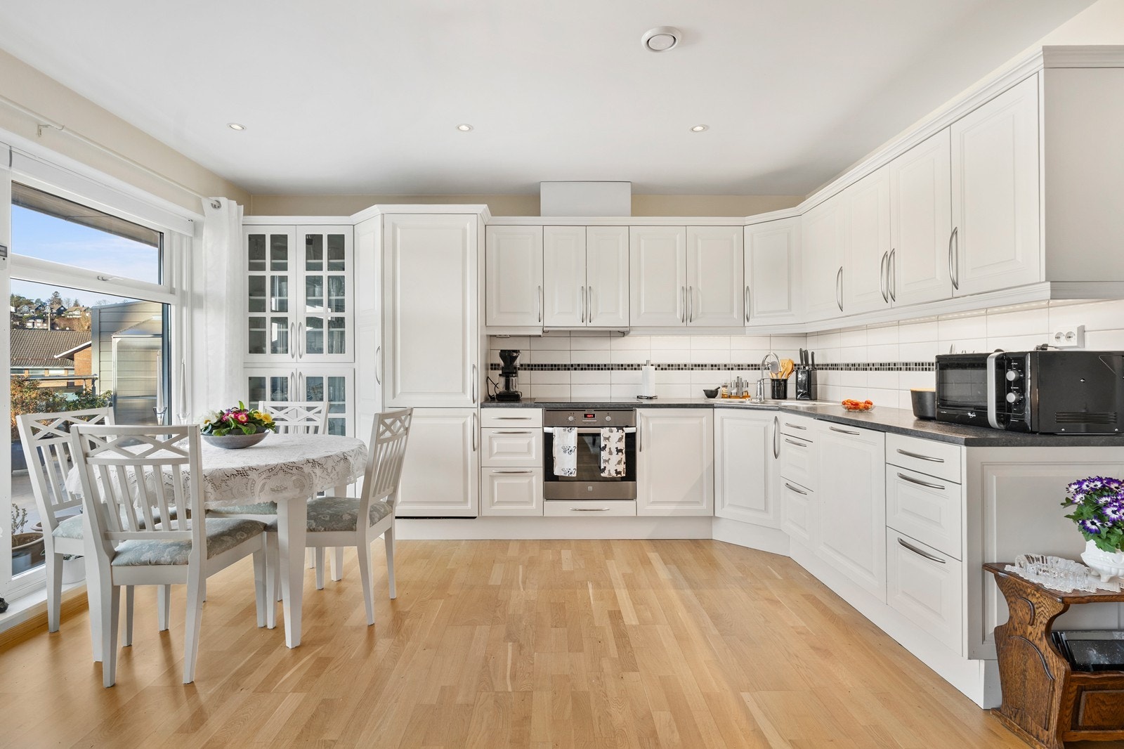 En flott kjøkkeninnredning med mye skap- og benkeplass. Galleribilde