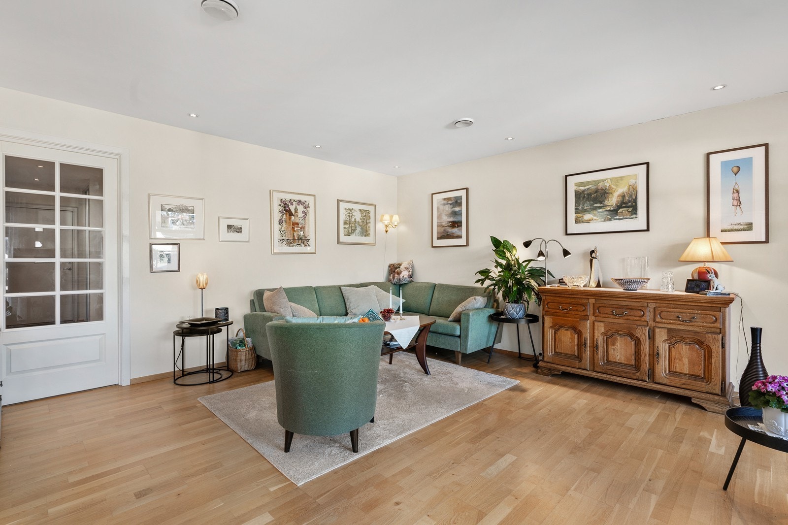 Den romslige stuen har gode møbleringsmuligheter for både sofa- og spisegruppe. Galleribilde