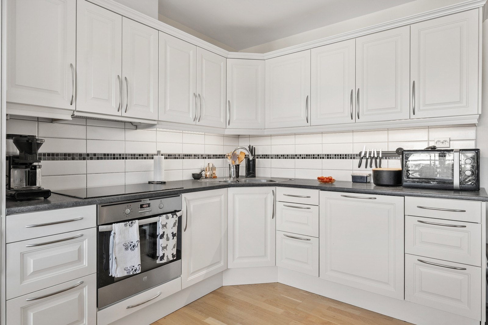 Det er integrerte hvitevarer består av oppvaskmaskin, kjøl/frys, platetopp og stekeovn. Galleribilde