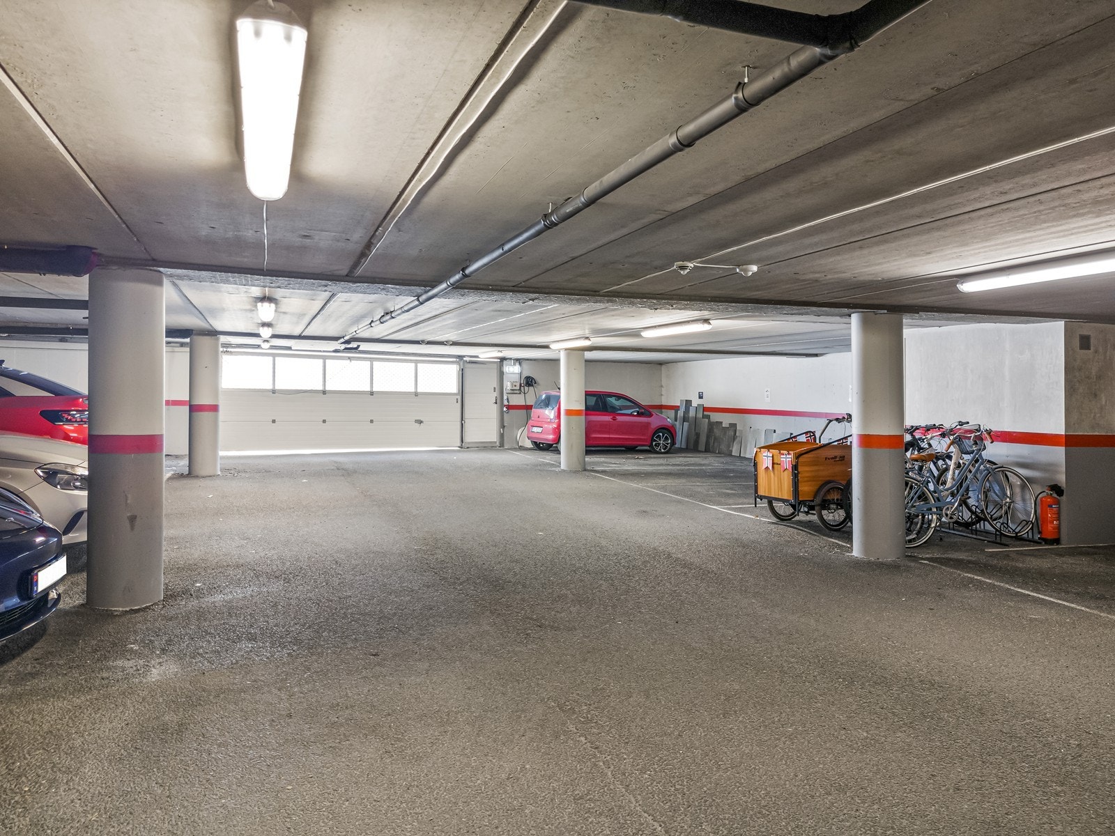 Leiligheten har bruksrett til fast garasjeplass i felles, lukket anlegg. Galleribilde