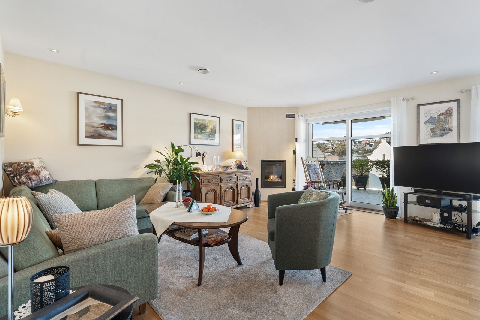 Leiligheten er lys og moderne med parkett på gulv, downlights i himlinger og gode materialvalg. Galleribilde