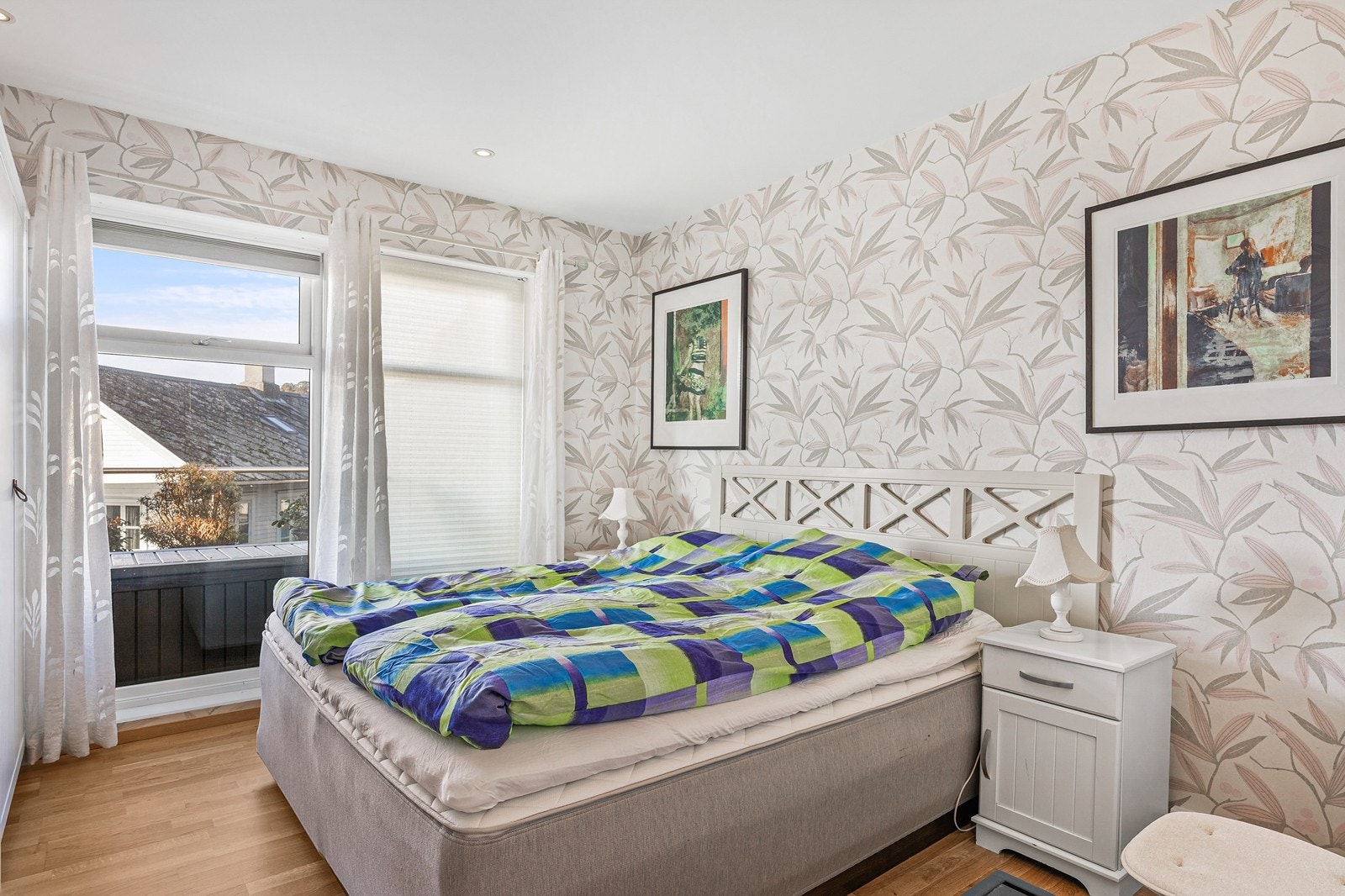 Hovedsoverom har tapetserte vegger og downlights i tak Galleribilde