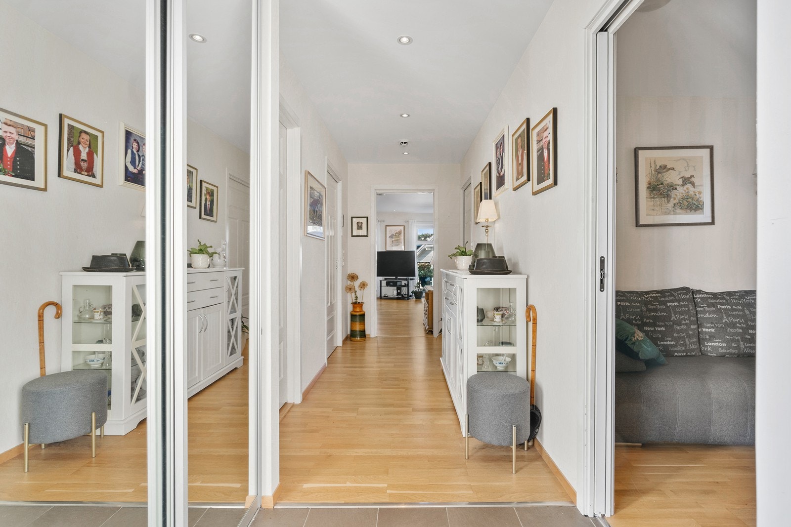 Gang med fliser og varmekabler i gulv samt downlights i himling. Garderobeskap for yttertøy og sko. Galleribilde