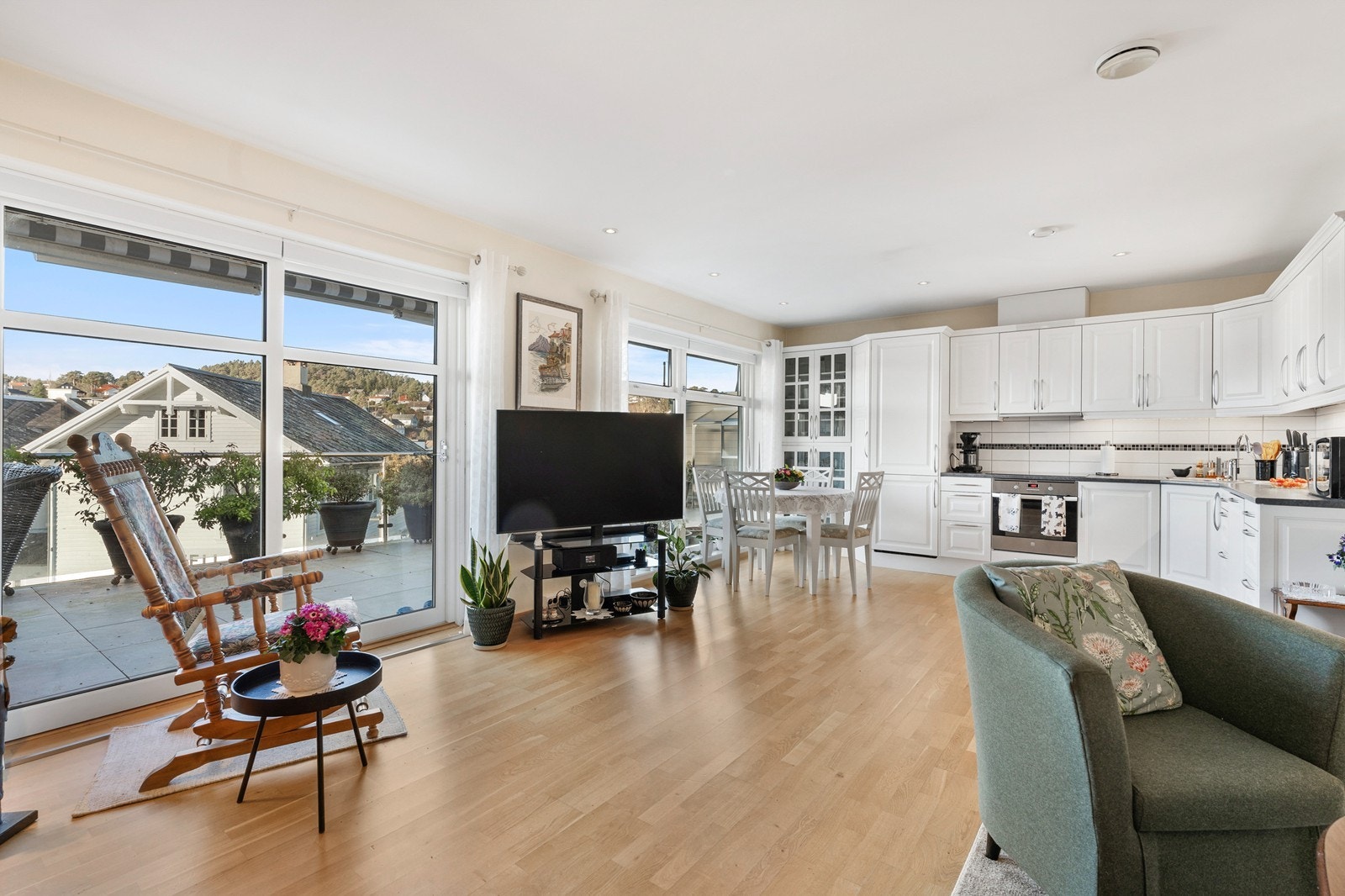 Stuen/kjøkken ligger i åpen løsning og har store vinduer som gir godt med naturlig lys. Galleribilde